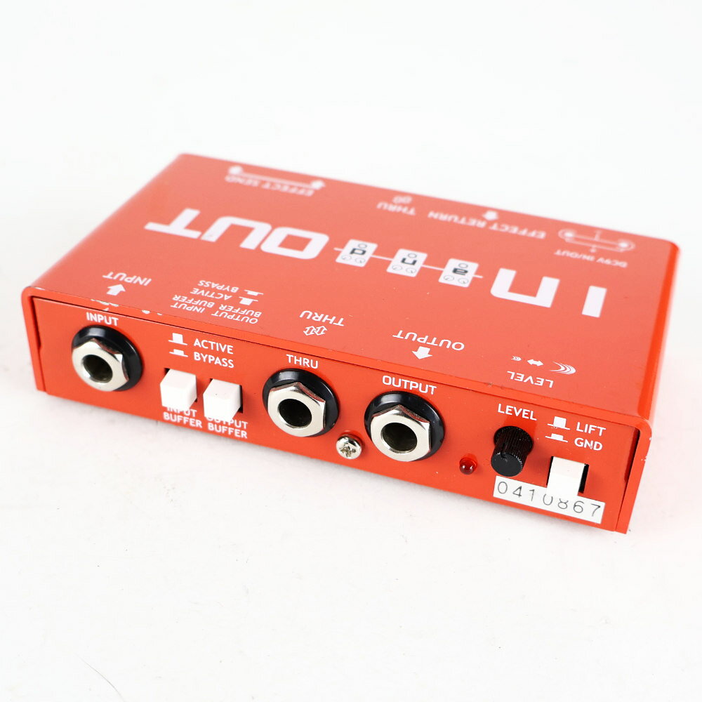 【中古】 バッファー内蔵 ジャンクションボックス CAJ IN and OUT カスタムオーディオジャパンCAJ IN and OUT の中古品です。使用感のあるコンディションです。商品内容：本体のみ多少の傷やスレ、塗装剥がれ、印字の消えがあります現在の所、ガリもなく動作に問題ございません。リアルバッファーどんなにすばらしいギターサウンドも、複数のエフェクターや長いケーブルを使用することで本来のトーンは失われてしまいます。IN and OUTは音質を変えずに音幹を強化する“リアルバッファー”を搭載。音質劣化やノイズの干渉を防ぎ、エフェクトシステム内でクリアで抜けの良い音を提供します。