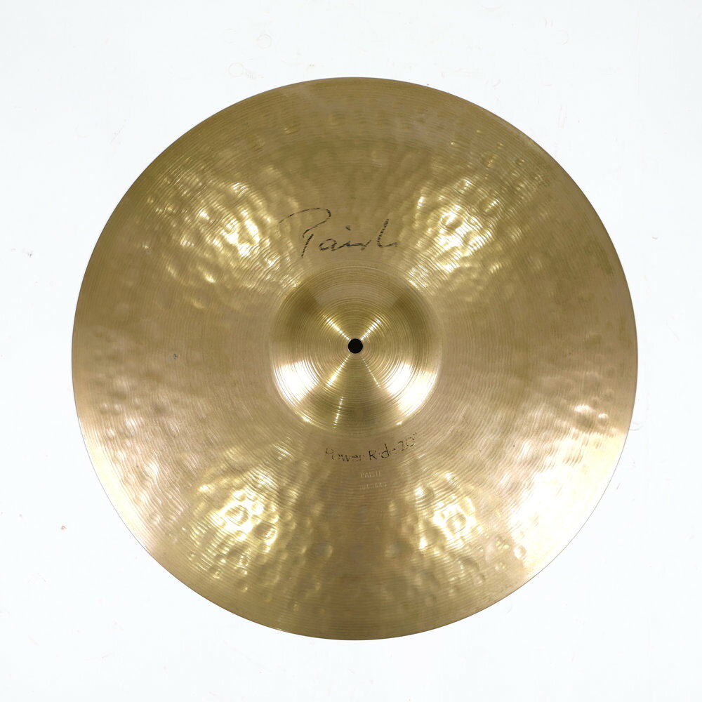 【中古】 ライドシンバル パイステ PAISTE Signature Power Ride 20インチPAISTE Signature Power Ride 20インチ の中古品です。使用感のあるコンディションです。商品内容：本体のみシンバル本体に割れやゆがみはございません。シンバル取り付け穴は正常です。傷や汚れがあり全体的に使用感のあるコンディションです。■重量：約3040gシャープで明快なアタック音、透明感にあふれたヴィヴィッドな響きと幅広いダイナミックレンジは、シンバル・サウンドをさらに拡大します。心を映し出すソウルフルなサウンドからシャープでストレートなタイトサウンド、パワフルでアグレッシブなヘヴィサウンドまで、あらゆるミュージックシーンに活力を与えます。各モデルは特徴的なサウンドと象徴的なネーミングを持ち、1枚1枚入念な製法と厳しい品質管理によって造られています。パイステが真に追求するアーティスティックな領域へのチャレンジ精神と鍛えぬかれた技術の結晶です。