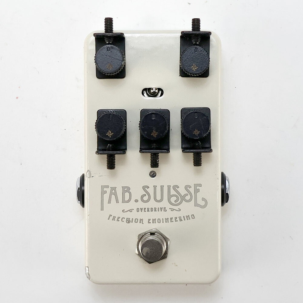 【中古】 オーバードライブ Tapestry Audio Fab Suisse OverdriveTapestry Audio Fab Suisse Overdrive の中古品です。使用感のあるコンディションです。商品内容：本体のみ傷やスレ、塗装剝がれがあります現在の所、ガリもなく動作に問題ございません。 Tapestry Audio Fab Suisse Overdriveヴィンテージ・ペダルの名機「Marshall Blues Breaker」の回路をベースに開発されたオーバードライブです。オリジナルのBlues Breakerが持つ、ピッキングニュアンスに忠実で透明感のあるトーンを継承しつつ、現代的な使い勝手を向上させています。