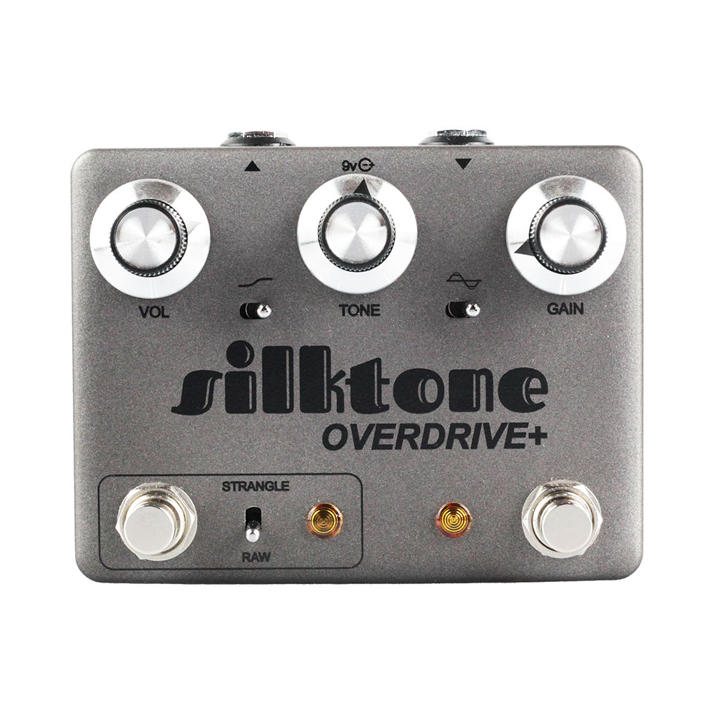 エフェクター silktone Overdrive+ Dark シルクトーン オーバードライブプラス ダーク「オーバードライブについて何を言う必要があるというんだ？どこにでもある。よくある再発明をしたくはなかった。ただ、美しいサウンドを奏でられるペダルを作りたかった。最高のドライブペダルとは、P90と本物のアンプを買いに店まで行かざるを得なくなるペダルだと、私はずっと思ってきた。だから、自分の言葉を撤回したくなるようなペダルを作りたかったんだ。」- チャールズ・ヘンリー(Silktone代表)Overdrive+は、ローゲインの常時オンのトーンエンハンサーから、ハイゲインの激しいリードマシンまで、おなじみのトーンとユニークなトーンの両方を備えたオリジナル回路です。JFET、オペアンプ、ダイオードを内蔵し、幅広いレンジをカバーします。オペアンプはゲインとバッファリングに使用され、約30Vに昇圧されているため、他のペダルを前に重ねてもクリップすることはありません。すべてのクリッピングはJFETまたはダイオードによって制御されます。標準的なVOL、TONE、GAINコントロールに加えて、完璧にタイトに仕上げるベースカットスイッチと、対称または 非対称のクリッピングスタイルを切り替えるクリッピングモードスイッチがあります（対称はよりスムーズ、非対称はよりナチュラルでテクスチャがあります）。STRANGLE／RAW・ブーストは本当にクールな機能です。これはオーバードライブ+の+部分と考えてください。非常に多彩な音色のダーティブーストで、信号にゲインと2倍音歪みを加えます。STRANGLEはレゾナントフィルターを使用して微妙なワウエフェクトを生み出し、RAWはこのフィルターを取り除いてフルレンジブーストとなります。電源：9VDC（センターマイナス）内部で30V昇圧のため、9V以上の電源は使用しないでください。消費電流：約30mAコントロール：Vol,Tone,Gain,BassCut Switch,ClippingMode Switch,Strangle/Raw Boost