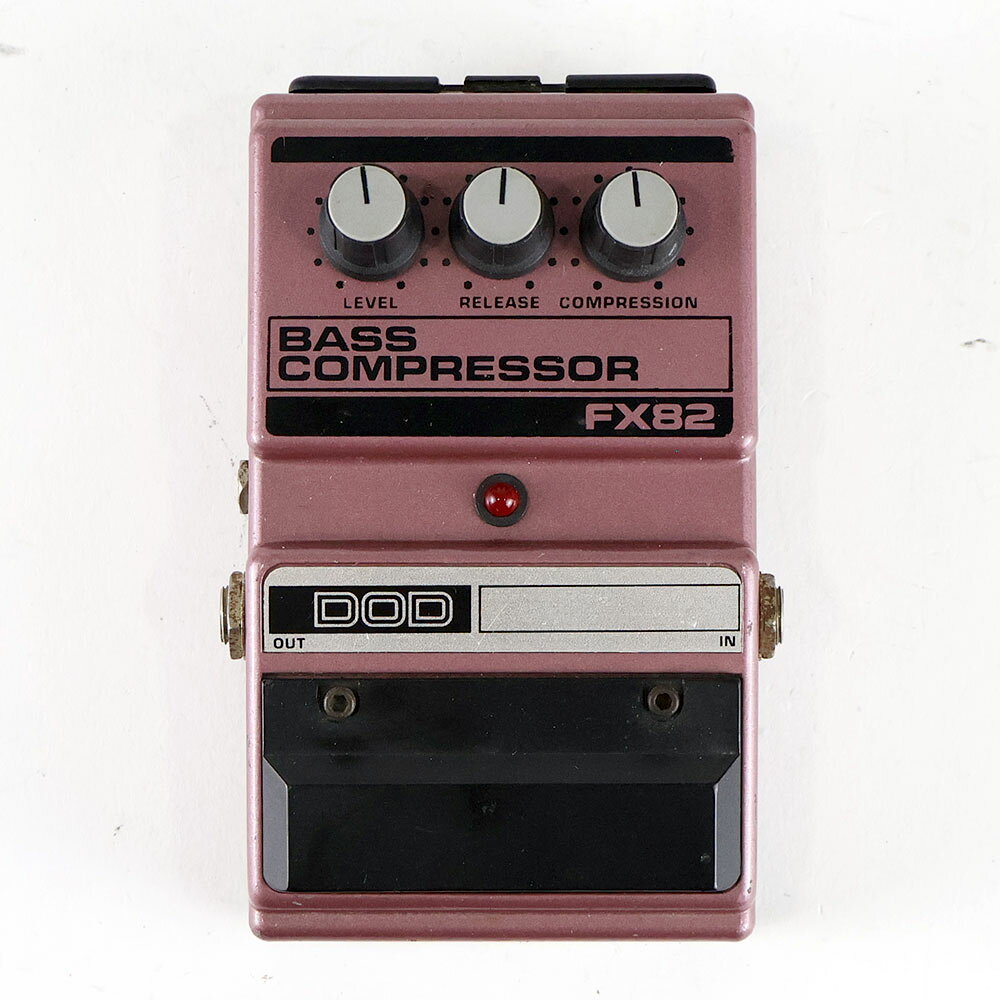 【中古】 エフェクター DOD FX82 BASS COMPRESSOR ベースコンプレッサーDOD FX82 BASS COMPRESSOR の中古品です。中古なりのコンディションです。商品内容：本体のみDOD FX82 BASS COMPRESSOR中古です。小傷、塗装剥がれがあり。IN/OUTジャックにかなり錆あり。アダプタージャックはピンジャックタイプです。電池駆動、アダプター駆動確認済み。現在の所、ガリもなく動作に問題ございません。LEVEL、COMPRESSION、ATTACKの3つのノブによるシンプルな構成で、直感的なサウンドメイクが可能なベース用コンプレッサー。近年のクリアでハイファイ志向なコンプレッサーとは一線を画す、ヴィンテージライク、アナログライクな温かみと太さを持ったオールドスクールなコンプレッション・サウンドが特徴です。アタック感を整え、ベースの音の粒立ちを自然に揃えてくれます。
