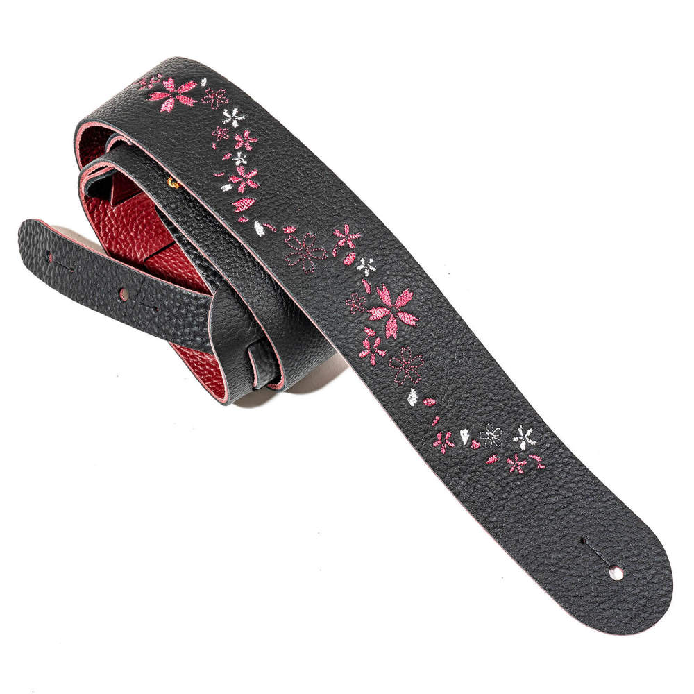 Grande uomo グランデウオモ KOS-RS50-CB 紅桜 50mm BK/CB ギターストラップGrande uomo（グランデウオモ）50mm幅レザーストラップ。本革ならではの落ち着いた質感と、シンプルで扱いやすいデザインが魅力です。肩にフィットしやすい50mm幅で、ギターやベースを問わず快適な演奏をサポート。使い込むほどに味わいが増す、長く愛用できる一本です。紅桜をイメージした刺繍が施された、個性溢れるアイテムです。【スペック】・長さ：約115cm〜145cmまで調整可能・幅：50mm・本体素材：牛革