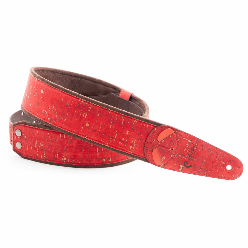 Righton! STRAPS ライトオンストラップ Cork Red ギターストラップCork Red は、天然素材のコルクを使用したギターストラップです。コルクは、ワインの栓などにも使われる、軽くて丈夫な素材です。環境に配慮した素材としても知られており、ナチュラルで個性的な質感が魅力です。RightOn! Strapsでは、2013年よりコルクをストラップ素材として採用しています。見た目の美しさだけでなく、耐久性と防水性にも優れています。幅は6cm、長さは約100cm〜145cmまで調整可能。RightOn! Straps独自の RAS（RightOn! Adjustment System）により、演奏スタイルや体格に合わせて好みの長さに調整できます。MOJOコレクションの他モデルと同様に、動物由来の素材を使用していません。裏面には、滑りにくく汗をはじきやすいマイクロファイバーライニングを採用。さらに4mm厚のラテックスパッドにより、軽量で快適な装着感を実現しています。ストラップの先端部分には、ピックを入れられる小さなポケットを2つ装備。反対側には、ピックを最大3枚まで収納できるスロットを備えています。演奏中でも予備のピックを手元に用意でき、ライブや練習時にも便利です。RightOn! Strapsの製品は、すべてスペインでデザイン・製造されています。【スペック】・幅：6 cm・最短時：100 cm・最長時：145 cm・対応楽器：エレキギター、アコースティックギター・素材：ヴィーガンレザー、天然繊維、GRSファブリック