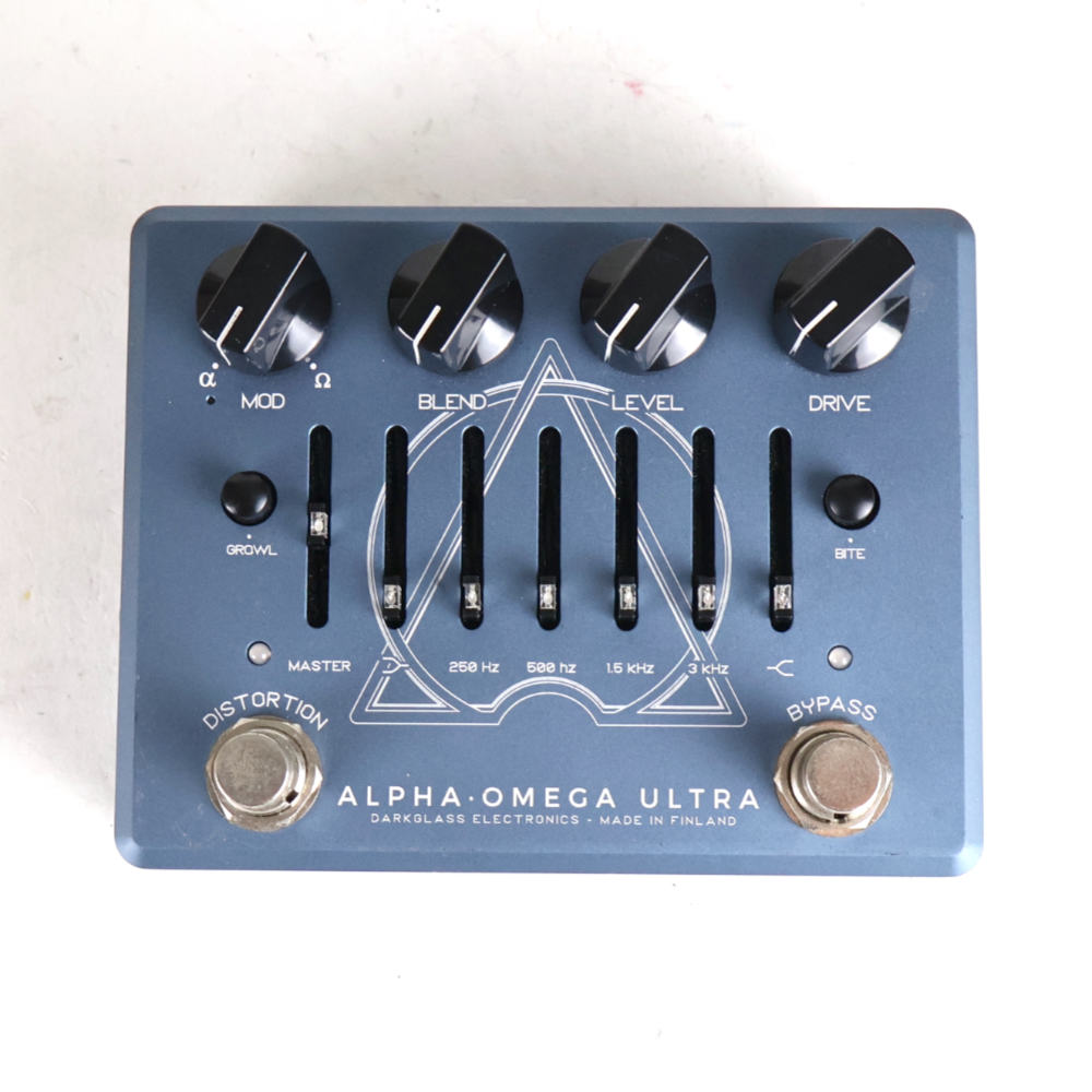 【中古】 ベースプリアンプ Darkglass Electronics ALPHA OMEGA ULTRADarkglass Electronics ALPHA OMEGA ULTRA の中古品です。使用感のあるコンディションです。商品内容：本体のみ全体的に使用感のあるコンディションです。傷やスレ、塗装剥がれがあります。平面にマジックテープが貼られています。現在の所、ガリもなく動作に問題ございません。Alpha・Omega Ultra は、Darkglass 製品の中で最も汎用性の高いベース・プリアンプです。2つの全く異なるディストーション回路（ALPHAとOMEGA）、非常に高いダイナミック・レンジ、6バンド・アクティブ・グラフィックEQ、ヘッドホンアウト、さらにはデジタルインパルスレスポンス（IR）を使用した ON/OFF 可能なキャビネットエミュレーションを備えたバランスドダイレクトアウトにより、現代のベースプレイヤーにとって最も完璧なツールとなりました。