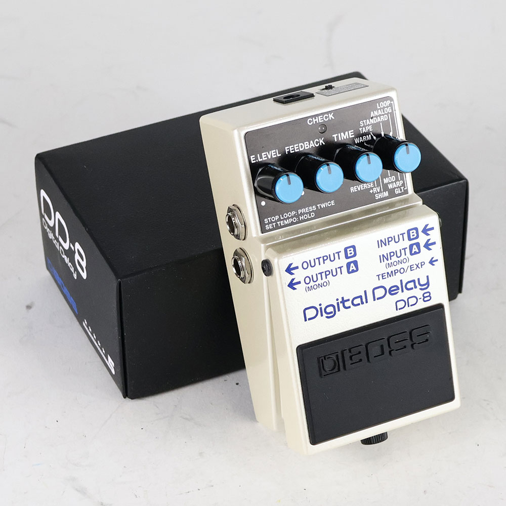 【中古】 ディレイ エフェクター BOSS DD-8 Digtal Delay ギターエフェクターBOSS DD-8 Digtal Delay の中古品です。使用感のあるコンディションです。商品内容：本体・箱若干の傷やスレ、塗装剝がれがあります電池駆動、アダプター駆動確認済み。現在の所、ガリもなく動作に問題ございません。MADE IN MALAYSIA（マレーシア製）DD-8 Digital Delayは、BOSSコンパクト・ディレイ・ペダル史上最もワイドレンジで多機能なディレイ・ペダルです。多彩なサウンド、柔軟なディレイ・タイム、豊富なコントロール・オプションと接続端子など、あらゆる面で優れたスペックを誇ります。また、モノ／ステレオの入出力に対応し、様々な接続が可能です。11種類のディレイ・モードは、幅広い音楽ジャンルに馴染むベーシックなサウンドから、プレーヤーの想像を掻き立てる個性的なサウンドまで、多彩な音色を搭載。さらに、オーバーダブと外部コントローラーに対応したルーパーも備えています。DD-8は、最小限のスペースで最大限のパフォーマンスを実現する、コンパクト・ディレイ・ペダルの理想形です。