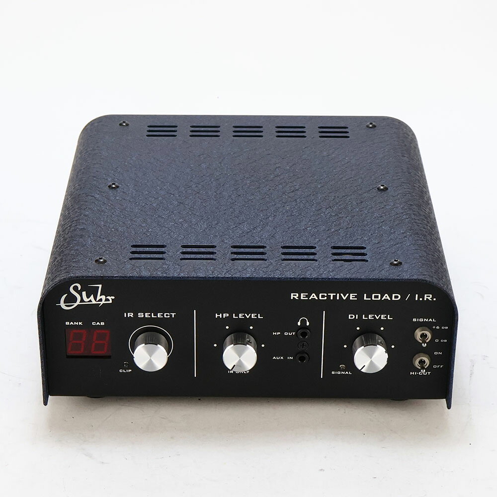 【中古】 Suhr REACTIVE LOAD IR リアクティブロードボックス 正規輸入品Suhr REACTIVE LOAD IR の中古品です。使用感のあるコンディションです。商品内容：本体のみ細かな傷があります。現在の所、ガリもなく動作に問題ございません。【Suhr Reactive LoadにキャビネットI.R.を搭載】チューブアンプの鬼才、John Suhrが世に説く新世代スピーカーキャビネットであるREACTIVE LOAD。I.R.テクノロジーとの融合による、”本当のギターサウンド”をビッグステージ、スタジオからベッドルームまで、いかなる環境でも再現します。【IR（Impulse Response）】インパルスレスポンスは入力信号に対する反響信号をキャプチャーしたオーディオデータにより、総合的な音響特性を再現するデジタル・テクノロジーです。当初の用途としては有名なホールの残響効果をシミュレートするリバーブデータとして使用されていましたが、昨今ではギターキャビネットのモデル、搭載するスピーカーユニット、収録マイク、マイキングの方法や複数のマイクをミックスしたデータなど、無数のI.R.（インパルスレスポンス）が存在し、キャビネットモデリングの新スタンダードとして使用されています。REACTIVE LOAD IRは、市場にあるI.R.をフル活用することでサウンドメイキングが無限大に拡がります。