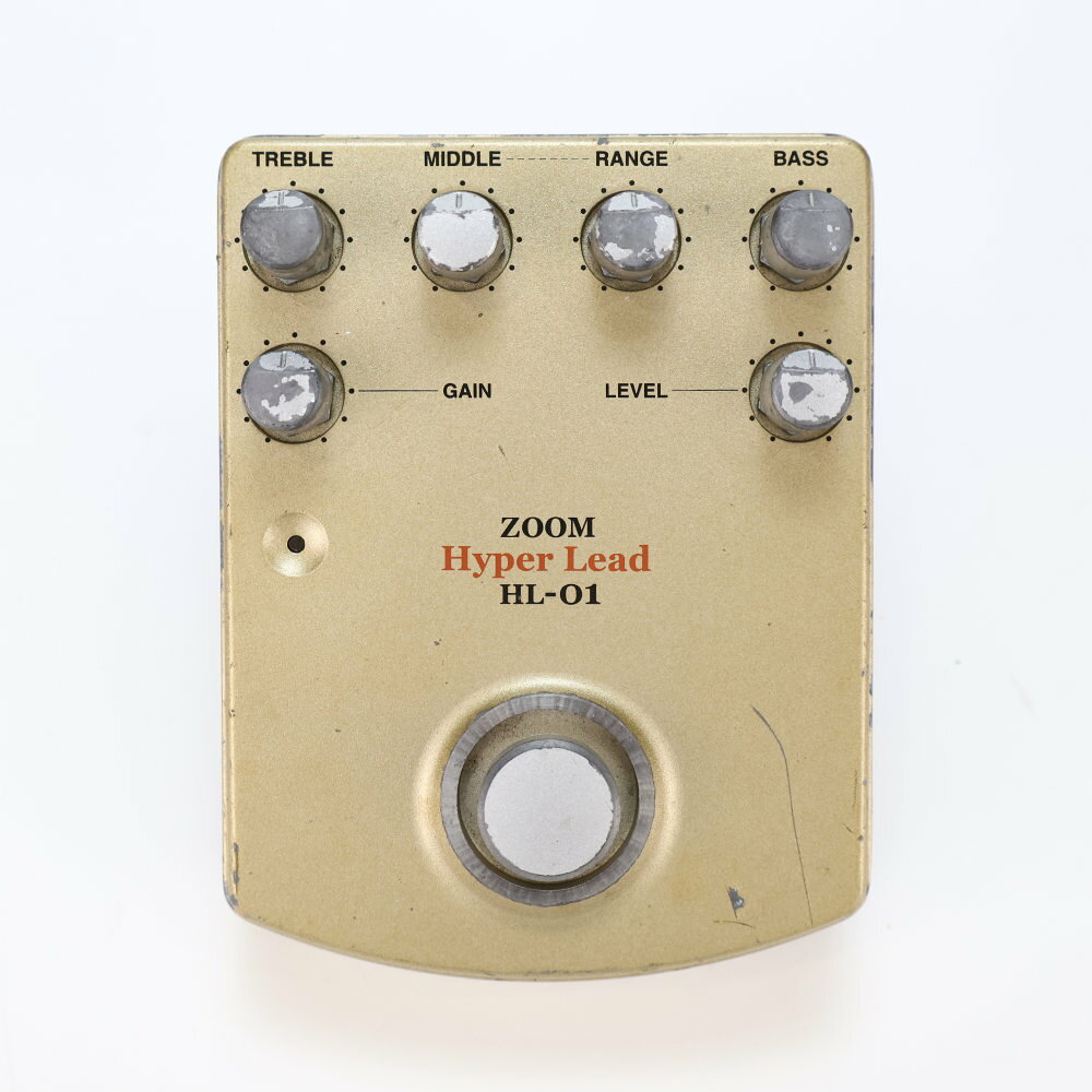 【中古】 ディストーション ZOOM HL-01 Hyper LeadZOOM HL-01 Hyper Lead の中古品です。使用感のあるコンディションです。商品内容：本体のみ全体的に傷やスレ、塗装剥がれ、取り除けない汚れがあります。底面にテープ跡があります。GAINノブが外れやすくなっています現在の所、ガリもなく動作に問題ございません。分厚く重厚なダイキャスト製ボディに、アナログ回路を採用。深く歪ませてもピッキングニュアンスを損なわず、芯のあるハイゲインサウンドを出力します。強力な3バンド・イコライザーを搭載しており、ドンシャリのメタルサウンドから、エッジの効いたリードトーンまで幅広い音作りが可能なペダルです。