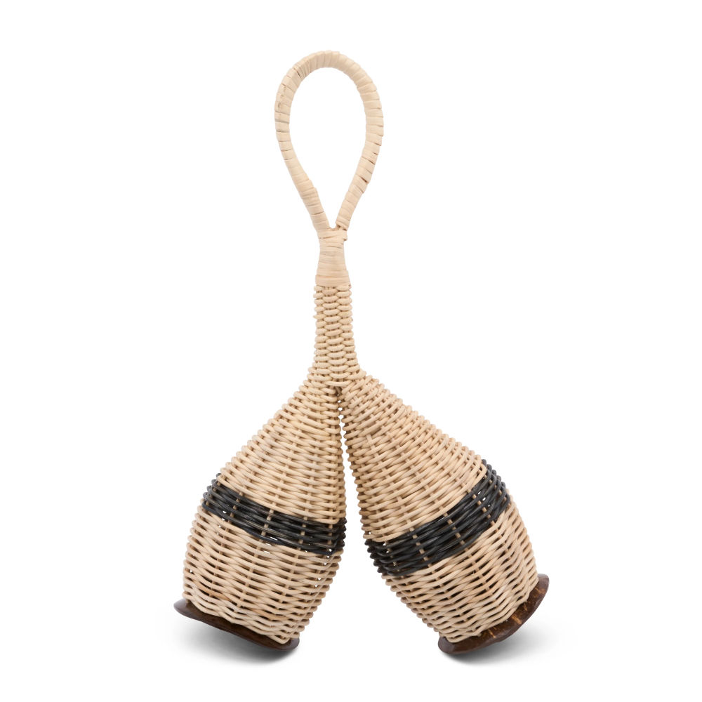 LP LP5352 Rattan Caxixi カシシ シェイカーLP Rattan Caxixi(ラタン・カシシ)は、ブラジルの伝統的な「カシシ( Caxixi)」をもとにしたバスケット型パーカッションです。内部の小石がココナッツ製の底面に当たることで、歯切れの良いドライなサウンドを生み出します。シンプルなリズムから複雑なリズムまで演奏できるほか、繊細な効果音の表現にも適しています。