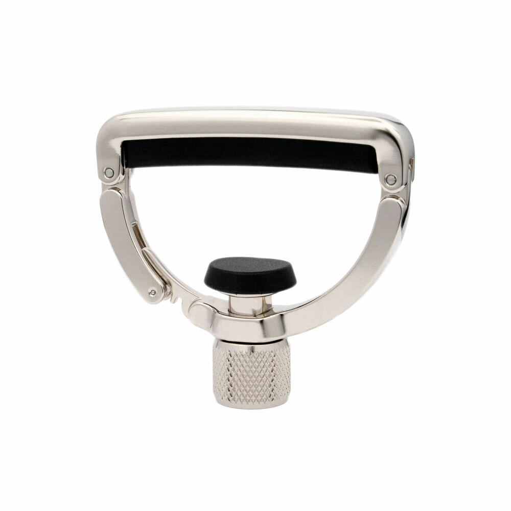 Black Mountain BM-6SC Guitar Capo ギターカポ カポタストストリングパッド（弦に触れるゴム部分）に圧縮スプリングを内蔵した世界初のギターカポです。この設計により、従来の製品で頻発していた「締め付けすぎによるチューニングのズレ」や「ピッチの狂い」を劇的に軽減することに成功しました。無駄を省いたシンプルでエレガントなデザインは、あなたのギターの美しさを引き立てます。トリプルメカニズムカポ（3つの機構）：スプリングパッド、ラチェットアーム、微調整ネジにより、正確なチューニングと簡単な操作を実現します。●スプリングパッド：自動指板R（ラディアス）適応パッドの内部に9つの小さな圧縮スプリングが仕込まれています。これにより、どんなギターの指板R（185、305、400ミリ、その他、さらにはコンパウンド・ラディアスまで）にも完璧に自動追従します。特定の弦だけが強く押さえつけられるのを防ぐため、ギターのチューニングを正確に保ち、弦のビビリ音を解消します。使い方は簡単、ラチェットで止めて、微調整して、すぐに演奏できます。●独自のラチェットアーム機構ネック裏に当たる部分にラチェット(歯車)システムを採用しています。ネックの太さに合う溝（ノッチ）に大まかにカチッと噛み合わせてロックしてください。●微調整ネジ（ファイン・アジャスト・スクリュー）背面のネジを回し、ビビりが出ない最適な圧力に調整し、すべての弦がクリアに鳴る最小限の強さまで締め込みます。●その他の特徴ネック裏の保護：傷を防ぐための厚手のクッションパッドが装備されています。スマートな保管：使用しない時は、ナットの(ヘッドの手前)後ろ側に挟んで固定しておくことができます。あなたのギターネックにぴったり合うカポタストを想像してみてください。Black Mountain Guitar Capoは、弦パッドに圧縮スプリングを内蔵した世界初のカポで、ギターネックの正確な半径に自動的にフィットします。カポを所定の位置に固定すると、これらのスプリングがネックの形状に合わせて変形し、毎回正確なフィット感を実現します。この革新的なスプリングパット式カポは、ラチェットシステムと微調整用ネジを組み合わせることで、まるで指でフレットを押さえるように、弦の圧力を自在に調整でき、弦のビビリや音程の狂いを解消します。まさにカポタスト技術の画期的な進歩です！ぜひご自身でその違いを体感してください！