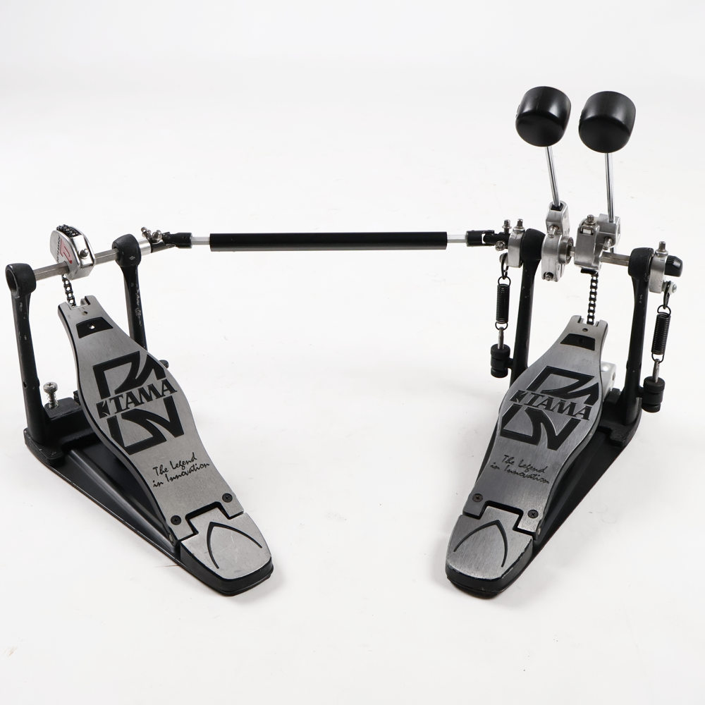 【中古】 ツインペダル ドラムペダル タマ TAMA HP300TW ドラムツインペダルTAMA HP300TW ドラムツインペダル の中古品です。使用感のあるコンディションです。商品内容：本体のみ傷や汚れがあり、全体的にかなり使用感のあるコンディションです。上位機種であるIron Cobraの思想を受け継いだハイコストパフォーマンスのドラムペダル。ペダルワークに自由度を与えるフラットなデザインのフットボードを採用すると共に、フットボードのヒンジ部を強化。より安定した、素直な踏み心地を追求しました。