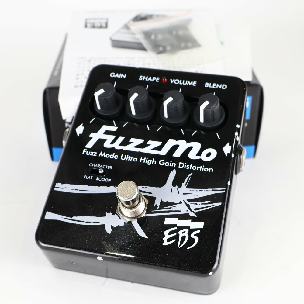 【中古】 ベース用ディストーション ベースエフェクター EBS FUZZMOEBS FUZZMO の中古品です。中古なりのコンディションです。商品内容：本体・箱・取扱説明書・ゴム足小傷、塗装剥がれがあり。底面擦り傷多数あり。9Vアダプターで動作確認済み。現在の所、ガリもなく動作に問題ございません。ファズモードまで搭載したベース用ハイゲインディストーション。- TO FILL THE GAP BETWEEN DISTORTION PEDALS AND FUZZ EFFECT FOR BASSブレンドGAINでディストーションを作り出しVOLUMEでレベルを設定。BLENDでクリーンな原音をファズサウンドにミックスします。ディストーションの波形（音色）をSHAPEによりをコントロールできます。キャラクターフィルターCHARACTER スイッチでトーンをフラットとミッドカット、その中間に設定できます。