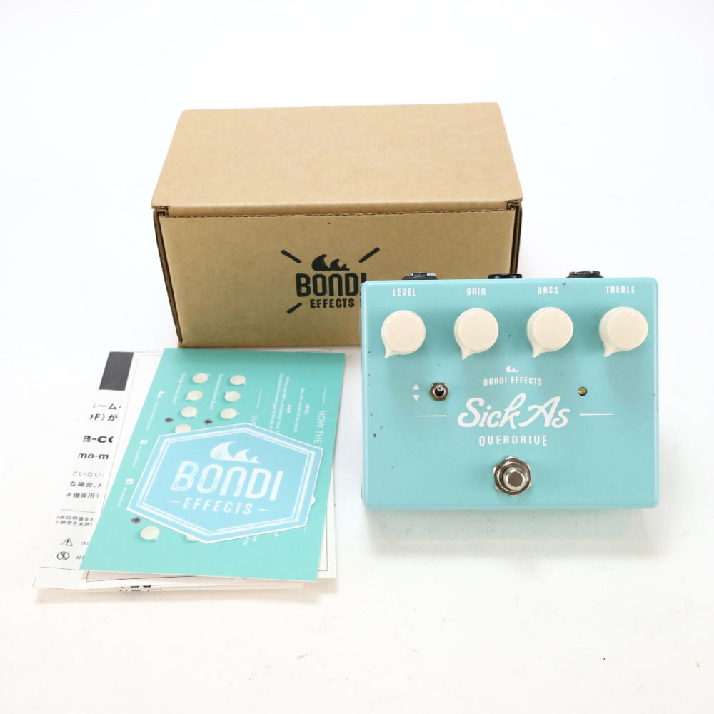 【中古】 BONDI EFFECTS Sick As OVERDRIVE オーバードライブ エフェクターBONDI EFFECTS Sick As の中古品です。中古なりのコンディションです。商品内容：本体・箱・新品時保証書BONDI EFFECTS Sick As中古です。小傷、塗装剥がれがあり。エフェクター用9Vアダプター駆動確認済み。電池駆動はありません。現在の所、ガリもなく動作に問題ございません。あらゆるプレイスタイルに追従するクリーンブースト＆オーバードライブSick As OverdriveはGainコントロールでオーバードライブとクリーンブーストのブレンドを調整する独特な回路構成。ギター本来の鳴りや、弦一本ごとの響きの明瞭さを一切失うことなくサウンドをドライブせることができます。極めて原音に忠実であり、オーバードライブを強めに設定しても 「音程」や「コード感」がしっかりと聴きとれるため、アンサンブルの中での存在感は抜群です。バランスの良い歪みはチューブアンプのように滑らかで最大限にナチュラル。またギターボリュームやピッキングの強弱に驚くほど追従します。さらに2タイプのボイシングと、15dBのブーストとカットが行える2バンドEQを加えた事で、どんなギターや音楽のタイプにも対応できる柔軟性を持ち合わせています。Bondi Effectsが目指した明確なコンセプトを、高い技術力で再現した「次のレベル」を目指したオーバードライブです。