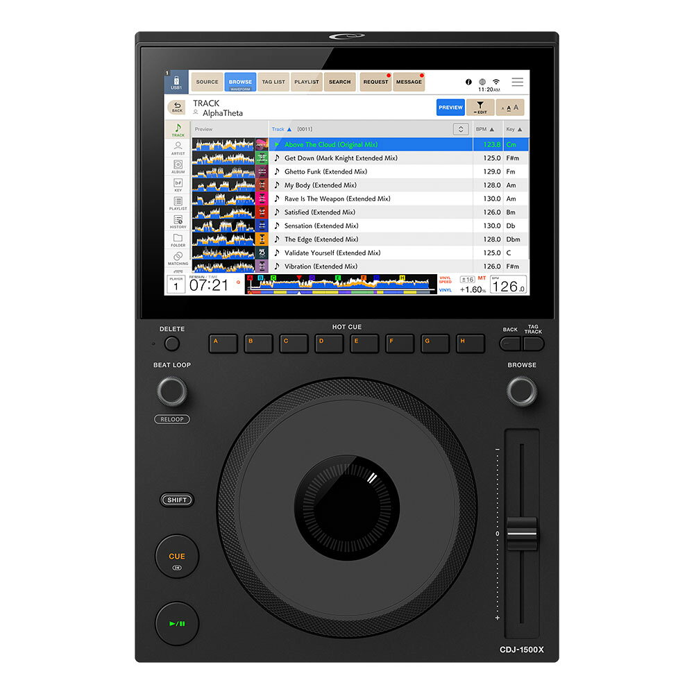 AlphaTheta CDJ-1500X DJ用マルチプレーヤーフラッグシップモデル譲りの性能を継承したDJ用マルチプレーヤーCDJ-1500Xが登場。DJプレイの現場は、フェスや大型クラブにとどまらず、多様化しています。なかでも近年増えているミュージックバーやミニクラブでは、限られたスペースでの設置やターンテーブルとの組み合わせ、機材の入れ替えやすさが求められています。こうした環境では、さまざまな機材と柔軟に組み合わせて設置できるコンパクトなDJプレーヤーが重要な役割を担ってきました。また、音楽ストリーミングサービスの普及やクラウドの活用が進む中で、従来のメディアにとらわれないDJプレイや、オーディエンスとのつながりをより深めたいというニーズも高まっています。こうした背景を受け、さまざまな環境に柔軟に対応し、オンラインメディアを活用したDJプレイへの対応を強化したマルチプレーヤーCDJ-1500Xを開発しました。フラッグシップモデルCDJ-3000Xで培った高い品質と操作性を受け継ぎながら、商品サイズを抑えた設計を実現しました。狭いDJブースや機材の持ち運びが求められるシーンにも対応し、多様な設置環境にフィットします。クラウド連携によるスマートなワークフローを実現し、rekordbox CloudDirectPlayに対応することで、本体からクラウド上のrekordboxライブラリへ直接アクセスしてDJプレイが可能です。また、モバイルデバイスを通じてDJがオーディエンスとつながり、リクエストやリアクションを受け取れる新サービスCoBeatにも対応しました。これにより、フロアの一体感を高める新しい音楽体験を提供します。●狭いブースにも柔軟に設置できる、コンパクト設計ミュージックバーやミニクラブなど、限られたスペースでの使用を想定し、フラッグシップモデルの主要機能を受け継ぎながら、コンパクトな商品サイズを実現しました。限られたスペースでも無理なく設置できるため、ターンテーブルとの組み合わせやDJセットアップの入れ替えにも柔軟に対応できます。●10.1インチ大画面と高い視認性で、選曲と演奏をよりスムーズにフラッグシップCDJ-3000Xと同等の10.1インチ静電容量式タッチパネルを採用し、スムーズな選曲と状況に応じた判断を支え、より直感的なDJ演奏を実現します。優れた視認性を備えた大型ディスプレイにより、ブラウズ画面では最大15曲を同時に表示でき、次にかけたい曲をスムーズに探すことができます。また、波形表示により楽曲構成を直感的に把握できるため、その場の流れに合わせた選曲をサポートします。さらに、WAVEFORM画面では、新たに楽曲のVocal位置やBPMの変化点、フレーズ構成をひと目で確認できる表示機能を搭載しました。これにより、楽曲の展開やミックスのタイミングを直感的に把握でき、演奏時の判断をサポートします。PLAYLIST EDIT機能にも対応し、本機上でプレイリスト内の楽曲を自由に並べ替えることが可能です。また、ディスプレイの背景色はDARK MODEとLIGHT MODEから選択可能です。暗いクラブのブースから明るいラウンジや屋外イベントまで、さまざまな環境でも画面の見やすさを保ち、安心してプレイに集中できます。●クラウド連携とNFCログインで、スマートフォンひとつから始まるDJプレイ内蔵Wi-Fiを使って、StreamingDirectPlayやrekordbox CloudDirectPlayによるDJプレイが可能です。Apple MusicやBeatport Streamingなどの音楽配信サービスに加え、クラウド上に保存された最新のrekordboxライブラリにも本体上から直接アクセス可能。楽曲やプレイリストをそのまま呼び出し、自分のライブラリでプレイできます。さらに、rekordbox for iOS/AndroidをインストールしたモバイルデバイスのNFCを使ったタッチログインにより、自身の設定やプレイリストもスムーズに読み込めます。普段使っている環境をそのまま再現できるため、準備に時間をかけることなくプレイを始められます。スマートフォンひとつで現場に向かい、そのまま自分のライブラリでプレイする新しいスタイルを実現します。●オーディエンスとの交流を深め、フロアの一体感を生み出す新サービス「CoBeat」CoBeatは、DJとオーディエンスがリアルタイムにつながり、フロア全体で音楽体験をつくり上げる新しいサービスです。オーディエンスはスマートフォンからQRコードにアクセスするだけで参加でき、あらかじめDJが選択した楽曲カタログを閲覧できます。再生してほしい楽曲に投票することや、リクエストをメッセージで送ることも可能です。CoBeatから受け取ったリクエストはCDJ-1500Xのブラウズ画面上に表示され、DJはそれらを取り入れながらプレイすることで、オーディエンスと一体となった新たな音楽体験を生み出すことができます。さらに、オーディエンスは絵文字を使ってフロアの盛り上がりやその場の空気感をリアルタイムに表現できます。送られた絵文字はスマートフォンの画面上にポップアップ表示され、DJはフロアの反応を感じながらプレイできます。●空間に調和するデザインと高いカスタマイズ性ミニマルなユーザーインターフェース、マットブラック仕上げにより、CDJ-1500Xはあらゆるセットアップや空間に自然に溶け込みます。本体前面には、2つのUSBポート（Type-C × 1、Type-A × 1）を備えたLEDライト付きスロットを搭載。LEDライトは12色から選択可能で、空間やシーンに応じた演出を実現します。USBメモリの接続がしやすく、演奏中やブース内で人が動いた際にも、誤って抜けてしまうのを防ぎながら、すっきりと収納できます。さらに、本体側面にはサイドパネルの取り付けに対応したネジ穴を設けており、色や素材の異なるパネルを装着することで、外観のカスタマイズが可能です。●その他の特長・フラッグシップモデルCDJ-3000Xと同等の品質基準で開発し、常設運用や長時間の演奏にも対応・8つのHOT CUEボタンにより直感的な操作が可能・ワンプッシュで任意の拍数のLOOP再生ができるBEAT LOOPノブ搭載・BEAT SYNC/BEAT JUMP機能搭載・滑りにくい表面処理を施した回転表示付きミドルサイズジョグを採用・製品延長保証サービスAlphaTheta Care対象【CDJ-1500Xの仕様】・StreamingDirectPlay対応 音楽ストリーミングサービス：Apple Music, Beatport Streaming　※各音楽ストリーミングサービスをご利用になるには、サブスクリプション契約が必要です。　※一部の国や地域では音楽ストリーミングサービスを提供していない場合があります。・周波数特性：20 Hz 〜 20 kHz・S/N比：105 dB・全高調波歪率：0.003 %・出力端子：RCA 端子・USB：　USB Type-A　電源供給5 V/1 A 以下　USB Type-C・電源供給5 V/1.5 A 以下・最大外形寸法（W × D × H）：252.1 × 374.7 × 116.5 mm・本体質量：3.6 kg・付属品：　クイックスタートガイド　使用上のご注意　保証書（一部の地域）　電源コード　AC アダプター　音声ケーブル（アナログ）　LANケーブル■対応ソフトウェア：・DJパフォーマンス：　rekordbox for Mac/Windows（Hardware Unlock - 無償）※1　djay Pro（有償）　Serato DJ Pro（Official Accessory - 有償）　※1 CDJ-1500X対応のrekordbox for Mac/Windowsのリリースは7/9を予定しています。・LINK EXPORT：　rekordbox for Mac/Windows（無償）　rekordbox for iOS/Android（無償）
