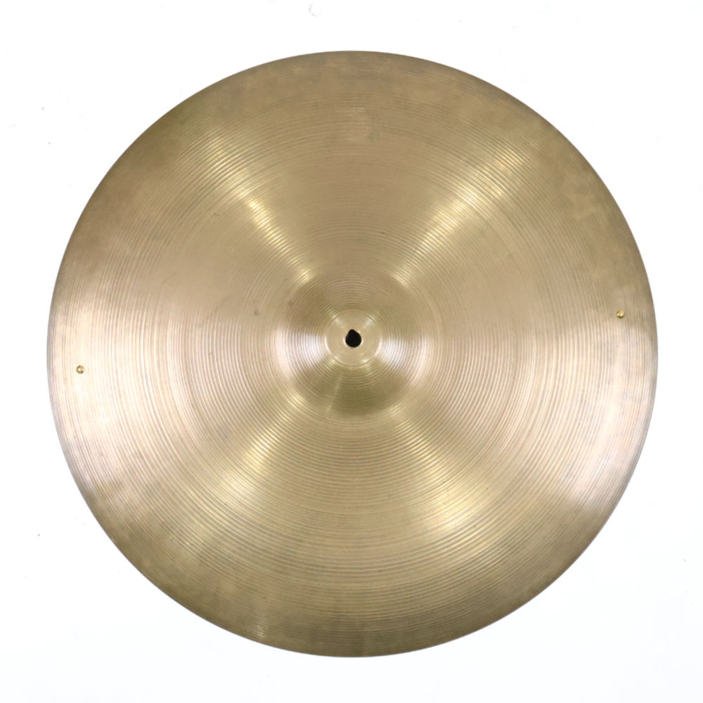 【中古】 リベット付き ドラムシンバル ジルジャン ZILDJIAN A Zildjian 20インチZILDJIAN A Zildjian 20インチ リベット付き ドラムシンバル の中古品です。使用感のあるコンディションです。商品内容：本体のみシンバル本体に割れやゆがみはございません。シンバル取り付け穴に歪みがあります。傷や汚れがあり、全体的に使用感のあるコンディションです。■重量：約2510gモデル名等の印字が消えてしまっている為、詳細不明です。2箇所にリベットが装着されています。サイズと重量から恐らくライドシンバルと思われます。刻印部分にシリアルナンバーの記載がない事から少なくと1994年以前の製造個体であると思われます。