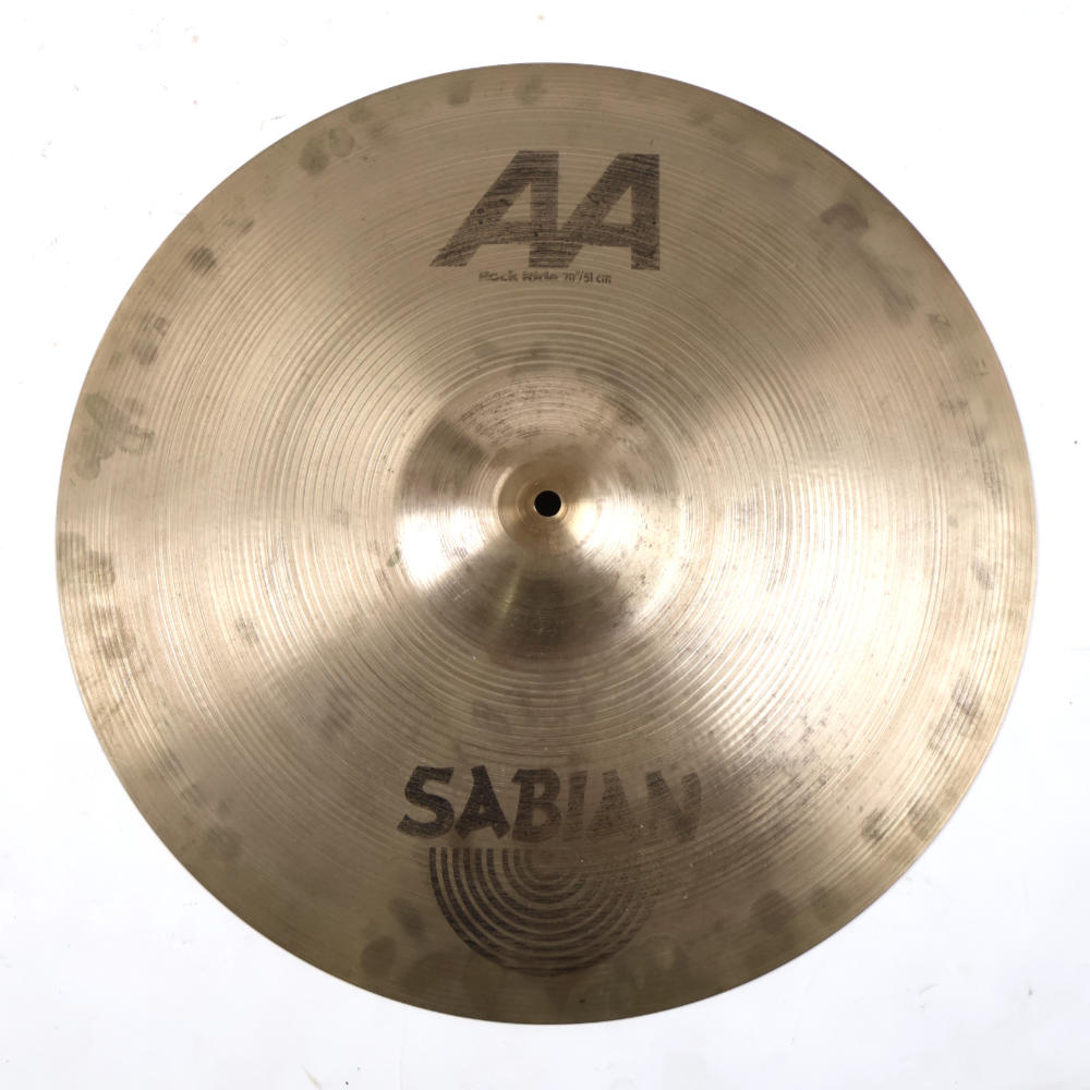 【中古】 ライドシンバル セイビアン SABIAN AA ROCK RIDE 20インチSABIAN AA ROCK RIDE 20インチ の中古品です。使用感のあるコンディションです。商品内容：本体のみシンバル本体に割れやゆがみはございません。シンバル取り付け穴は正常です。傷や汚れがあり、全体的に使用感のあるコンディションです。■重量：約2800gクリアーな音色で、よく通るパワフルなライド。ベルも大きめで、ビートは強力。