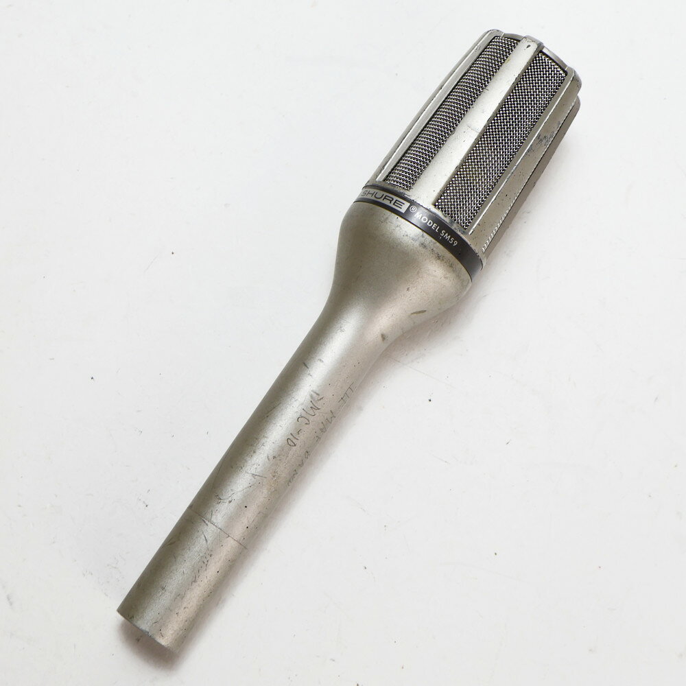 【中古】 マイク SHURE SM59 ダイナミックマイク ポルシェロゴ MADE IN USA 希少SHURE SM59 ポルシェロゴ MADE IN USA の中古品です。使用感のあるコンディションです。商品内容：本体のみ傷、汚れが多くあり。全体的にかなり使用感のあるコンディションです。TOPグリルに錆が見られます。ボディに文字が彫られてます。ウレタンフィルターの劣化有り。動作確認済み。MADE IN U.S.A.SHURE SM59中古です。1970年代〜80年代を中心に製造されたビンテージマイク。いわゆるポルシェロゴ、USA製造時期の個体です。フラットで自然なサウンドと評されボーカル以外でもギターアンプやハイハット用として根強い支持を集めます。