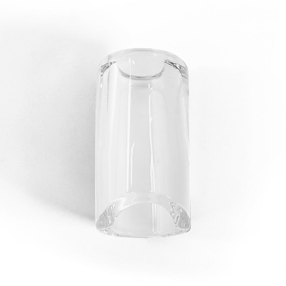 THE ROCK SLIDE ザロックスライド GRS-SC Moulded Glass Slide Clear Small スライドバーThe Rock Slide Moulded Glass Slideは、快適さとコントロール性を兼ね備え、スライドプレイのレベルアップにも貢献します。The Rock Slideならではのナックルカット、フィンガーレスト、テーパー加工された内部形状を採用し、高いフィット感を実現しています。軽量で高速なスライドプレイが可能。どんなギターでも思い切り演奏を楽しめます。金属製よりも軽量ですが、テーパー加工された内部形状によりアコースティックギターでも力強いサウンドを響かせる質量も備えています。・テーパー形状で演奏性を高めたスライドバー・快適さとコントロール性を兼ね備えたガラス製スライド・軽量で高速なスライドプレイに最適【The Rock Slideの特徴】多くのスライドバーには、様々な問題点があります。ストレートなパイプ形状のスライドバーは、指の動きを制限しすぎて窮屈に感じたり、ぐらつきが大きく、両側の指を締め付けてスライドがはずれないようにしなければならないこともあります。また、薄くて快適なスライドは音色が軽くなることも多く、音色の良いスライドバーはかさばって扱いにくいこともあります。The Rock Slideは、これらの問題点を解決するため、指にぴったりとフィットするよう内部をテーパー状にしたスライドを開発しました。テーパー状にすることで演奏が快適になるだけでなく、壁面の厚みが加わり、重量感とサステインも向上します。さらに第ニ関節部分をカットすることで演奏性や柔軟性を確保するとともに、指の付け根の挟み込みも防ぎます。【サイズ】・Small：16mm×48mm、リングサイズ6〜8に対応