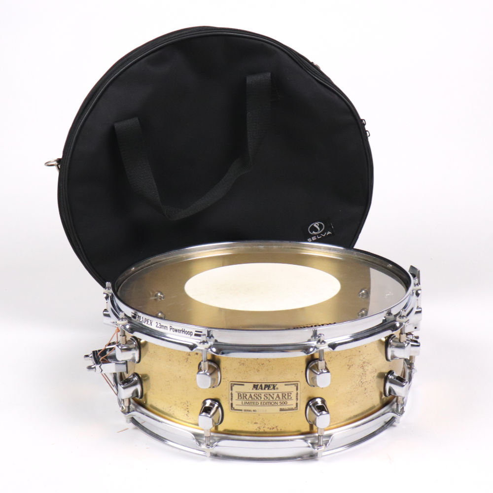 【中古】 スネアドラム メイペックス MAPEX BRASS SNARE LIMITED EDITION 500 14x5.5 スネアドラムMAPEX BRASS SNARE LIMITED EDITION 500 14x5.5 スネアドラム の中古品です。中古なりのコンディションです。商品内容：本体・キャリングケース（非純正品）シェルにサビや小傷、汚れがあります。フープやラグ、ストレイナー部などにビッツ（点状のメッキの浮き）があります。全体的に小傷や汚れがあり、使用感のあるコンディションです。スナッピーがPURESOUND製に交換されています。付属のキャリングケースに傷みや汚れがあります。また小物ポケット部のチャックに破損があります。MAPEX（メイペックス）「BRASS SNARE LIMITED EDITION 500」の14×5.5インチ仕様です。本機は、絞りのないプレーンなブラスシェルを採用した限定生産モデル。ブラス素材が持つ特有の、華やかで明るい高域と、芯のあるふくよかな中低域が絶妙にマッチしたリッチなトーンが魅力です。14×5.5インチの標準的な深さは、繊細なゴーストノートからパワフルなバックビートまでタイトかつレスポンス良く追従し、ポップスからロック、ファンクまでジャンルを選ばずマルチに活躍します。サイズ：14x5.5シェル：ブラス