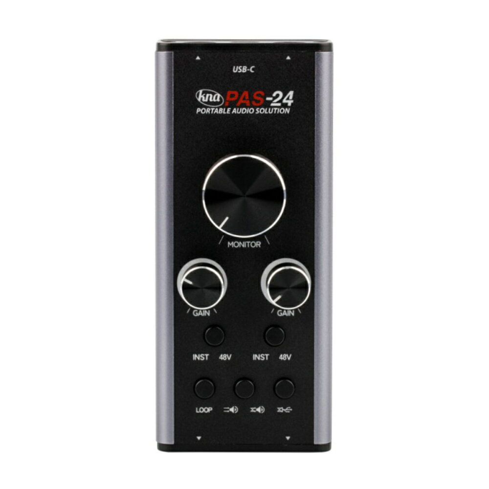 オーディオインターフェイス KNA PAS-24 PORTABLE AUDIO SOLUTIONコンパクトな筐体にUSB電源駆動を備えたオーディオインターフェイス。スタジオや自宅、また野外など場所を選ばず高品質な音源を直感的な操作でサウンドをコントロールします。特徴・最大24ビット / 192kHzの高音質録音・1/4インチ TRS または XLR に対応した独立した2つの入力チャンネル・録音 / 再生機材に適したデュアル 1/8インチ TRS バランス出力・ヘッドホン出力によりモニタリングが可能・各入力接続に直感的なLEDインジケーターを搭載