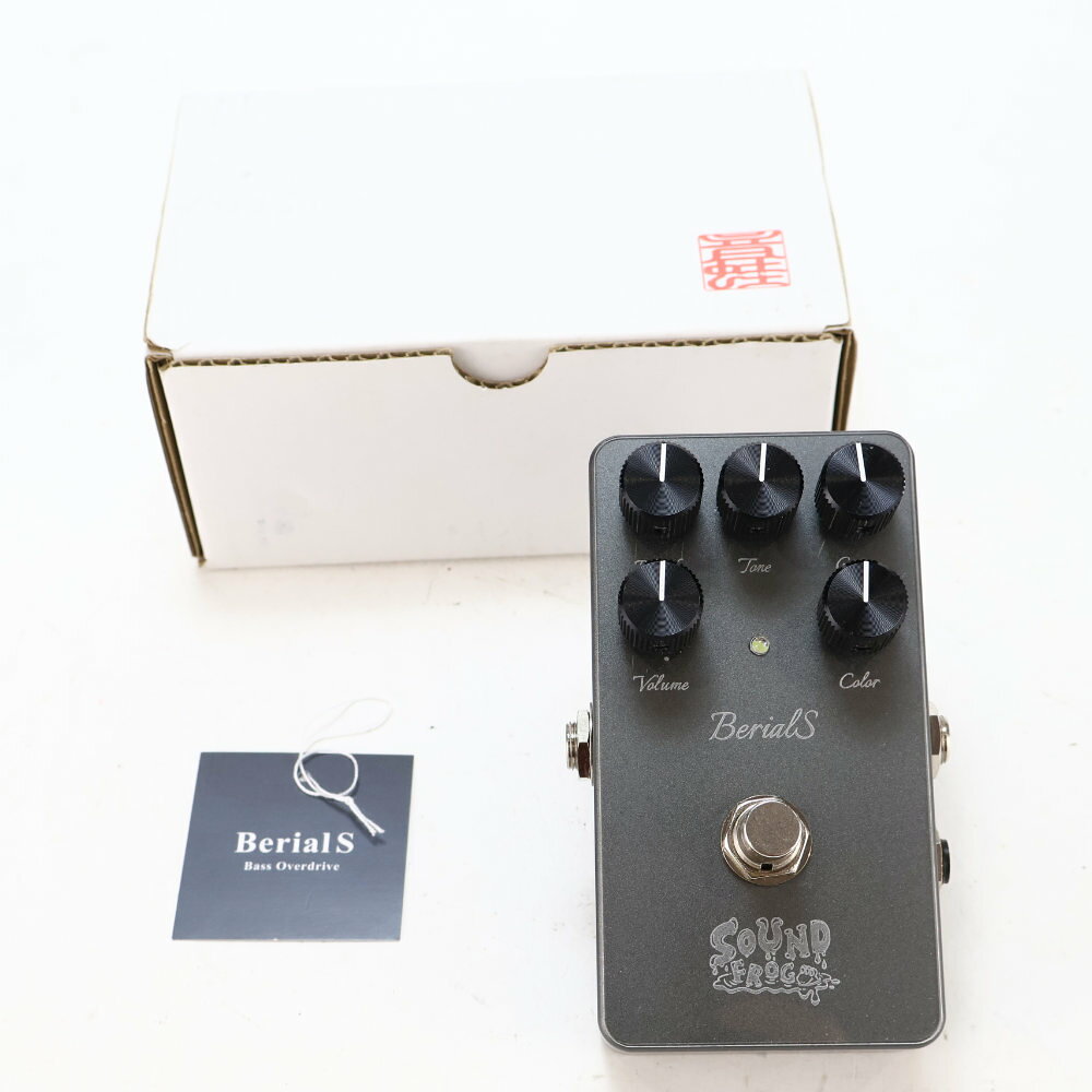 【中古】 ベース用オーバードライブ SOUND FROG BerialSOUND FROG Berial の中古品です。使用感のあるコンディションです。商品内容：本体・箱全体的に細かな傷があります。現在の所、ガリもなく動作に問題ございません。本機は、ベーシストが求める「芯のある歪み」を徹底的に追求したドライブペダルです。最大の特長は、原音（クリーン）と歪み（ドライブ）を任意のバランスでブレンドできるミックスコントロール機能にあります。これにより、深く歪ませた際にもベース本来の低音域や音の輪郭が失われず、アンサンブルの中で埋もれない力強いベースラインを構築することが可能です。EQセクションはベースの帯域に合わせて的確にチューニングされており、軽いクランチから、モダンでアグレッシブなディストーションサウンド、または常時オンのプリアンプ的用途まで、幅広い音作りをサポートします。実戦的なベース用ドライブをお探しの方に強くおすすめできる一台です。