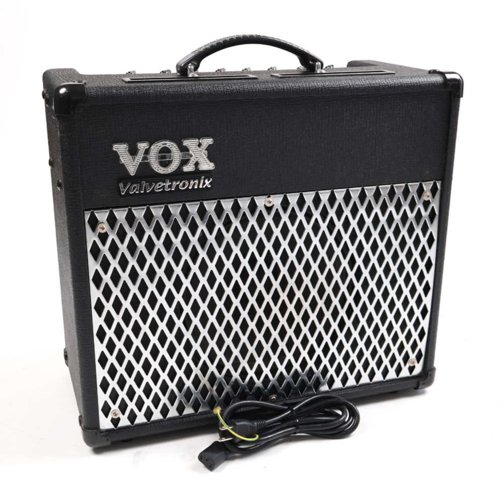 【中古】 ギターアンプ VOX AD30VTVOX AD30VT の中古品です。使用感のあるコンディションです。商品内容：本体・電源コード多少の傷やスレ、表面の剝がれ、取り除けない汚れがあります。現在の所、ガリもなく動作に問題ございません。VOX AD30VT11種のアンプ・タイプ： ヴィンテージから現代のハイエンドモデルまで、名機と呼ばれるアンプの音をボタン一つで呼び出せます。