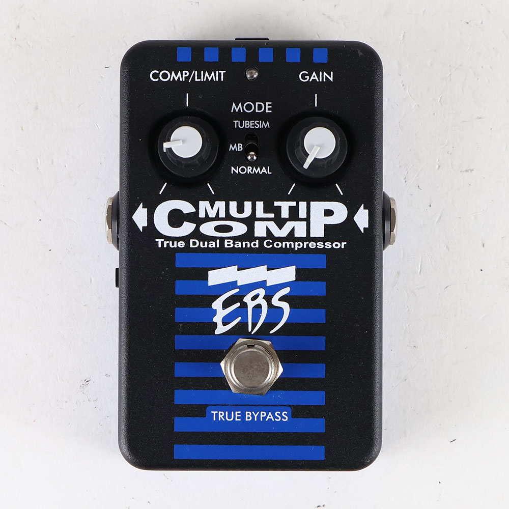 【中古】コンプレッサー エフェクター EBS MULTI COMP ベースエフェクター 旧型EBS MULTI COMP の中古品です。中古なりのコンディションです。商品内容：本体のみEBS MULTI COMP中古です。小傷、塗装剥がれがあり。底面のクッションラバーが剥がれて欠落しています。電池駆動、アダプター駆動確認済み。現在の所、ガリもなく動作に問題ございません。ベース用定番コンプの代表格EBSマルチコンプです。2ノブ仕様の旧型になります。一般的なソリッドステートに加えて、チューブシミュレーション、マルチバンドのモードが選べますトゥルーバイパス仕様。