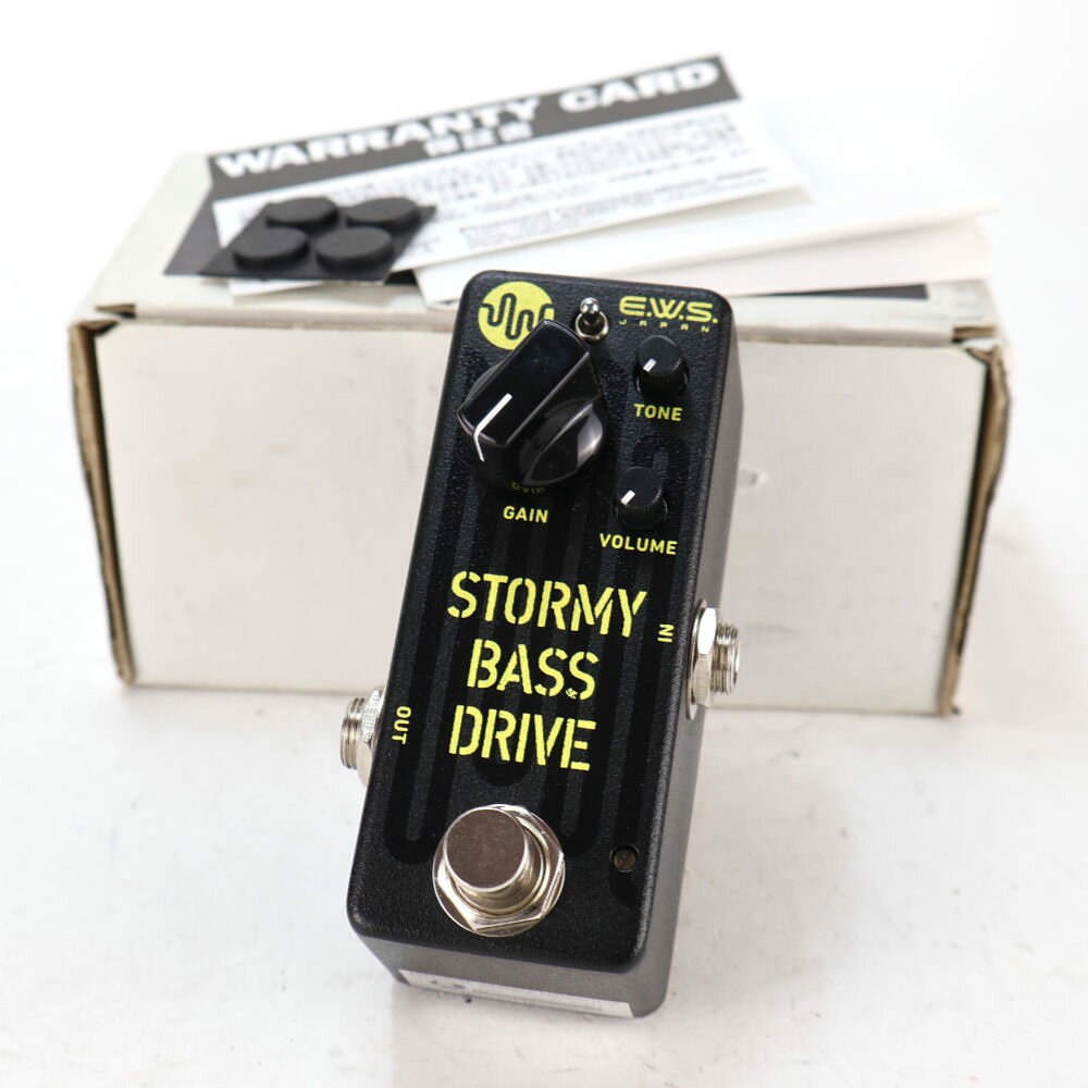 【中古】 E.W.S. Stormy Bass Drive ストーミーベースドライブ ベース用オーバードライブ エフェクターE.W.S. Stormy Bass Drive の中古品です。比較的綺麗なコンディションです。商品内容：本体・箱・取扱説明書・ゴム脚E.W.S. Stormy Bass Drive中古です。微細な傷、スレはありますが中古としては綺麗なコンディションです。アダプター駆動確認済み。現在の所、ガリもなく動作に問題ございません。E.W.S. による初のベース専用オーバードライブペダル。クリーンブーストサウンド〜ファットなクランチサウンド、更にディープなハイゲインサウンドまでをカバーする非常に幅広いゲイン設定が可能です。