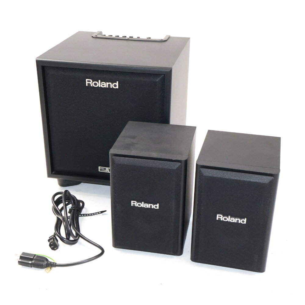 【中古】 2.1チャンネルモニターシステム Roland CM-110Roland CM-110 の中古品です。使用感のあるコンディションです。商品内容：本体・電源コードコーナー部を中心に打痕があります。現在の所、ガリもなく動作に問題ございません。CM-110は、これまでローランドが培ってきた音響技術、ノウハウを凝縮した高音質2.1chアンプです。繊細な高音域から迫力ある低音域まで、電子楽器特有のワイドレンジなサウンドを忠実に再現するカスタム・スピーカーを採用。さらに、保護回路を搭載して、さまざまな電子楽器の入力に対して高い耐久性を発揮します。ご自宅での演奏や音楽制作のシーンで、迫力溢れる2.1chのサウンドをお楽しみいただけます。