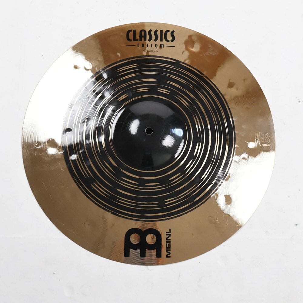 【中古】 クラッシュシンバル マイネル MEINL CC18DUC Classics Custom Dual Crash 18インチMEINL CC18DUC Classics Custom Dual Crash 18インチ の中古品です。使用感のあるコンディションです。商品内容：本体のみシンバル本体に割れやゆがみはございません。シンバル取り付け穴は正常です。傷や汚れがあり、全体的に使用感のあるコンディションです。■重量：約1330gClassics Custom Dual シリーズClassics Custom Dual Series は、MEINLの培ってきた技術を投入した新作シンバルです。ダークさ、パワフルさ、ウォームさときらめき、そして柔軟性とボリュームを兼ね備え、様々なスタイルに対応します。B12ブロンズを採用し、ブラックフィニッシュを施したセンターと深みのあるオーバーハンマリングにより、ダークながらも明快なキャラクターを打ち出しています。また、エッジには形状への工夫と研磨を施し、ドラマーが叩く感触を和らげるとともに、クリーンな高音域のきらめきを生み出し、サウンドを引き締めています。特徴・ B12ブロンズ（銅88％、錫12％）・ センター部はダーク仕上げ、エッジ部はハイポリッシュ仕上げとすることで、しなやかな感触と独特のサウンドを実現・ ダークでアーシーなトーンのための、深めなオーバーハンマリング・ Made In Germanyサイズ：18インチ