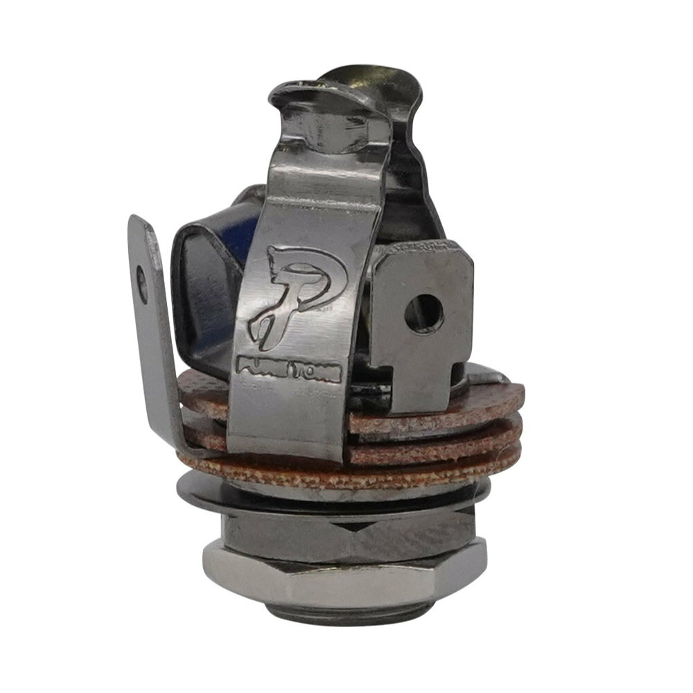 Pure Tone ピュアトーン PTT1SBN Mono Shunt Jack Black N ブラックニッケル モノラルジャック※ギターパーツの取り扱いには、相応の技術と知識が必要になります。自己責任にて取り扱い可能な方のみ、ご検討下さい。取り付け時に起った、楽器及びパーツの破損・損傷等につきましては当店は保証出来ません。あらかじめご了承下さい。【特徴】Pure Tone Jackとは？ジャックと言えばギターには欠かせないパーツです。ギターに搭載されるのは1/4インチのいわゆるフォンジャックが一般的です。元々は手動電話交換台に使用されていたものが100年以上もの間、多少のサイズ変更などはありながらも今も形を変えず使われています。Pure Tone Jack (ピュアトーンジャック)はそのジャック側に注目し、既存のフォンジャックが抱える問題に改良を加えた新しいジャックです。未挿入時のノイズ対策に着目した新しいジャック通常のジャックは、プラグ未挿入時にTip（信号）が宙に浮いた状態になりますが、本製品は未挿入時にTipをGNDへ接続し、信号を安定させます。これはシャントと呼ばれる機能で、不要なノイズの発生を抑えることができます。ジャック抜き差し時のポップノイズや半挿しや接触不良時のノイズ対策として効果的です。また、アンプの入力ジャックとして使用した際にも効果を体感できます。【商品仕様】名称：Pure Toneモノラルジャックタイプ：モノラルカラー：ブラックニッケル付属品：ワッシャー x1 / ナット x2 付