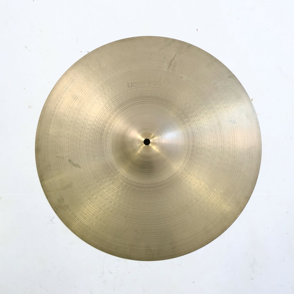 【中古】 ライドシンバル ジルジャン ZILDJIAN A.Zildjian Light Ride 18インチ ライドシンバルZILDJIAN A.Zildjian Light Ride 18インチ ライドシンバル の中古品です。使用感のあるコンディションです。商品内容：本体のみシンバル本体に割れやゆがみはございません。シンバル取り付け穴は正常です。傷や汚れがあり、全体的に使用感のあるコンディションです。■重量：約1400gOld A Zildjian 白抜きロゴ。1970年代〜80年代初めのものと思われます。1970年代後半から1980年代初頭にかけて製造されていた、裏面に白抜きロゴ（Hollow Logo）が施されたヴィンテージA.Zildjianの18インチ Light Ride（ライトライド）シンバルです。現行のA.Zildjianと比較して柔らかくふくよかな倍音と、叩き手になじむしなやかなレスポンスが特徴の年代物です。非常に軽量で扱いやすいウエイトバランスとなっています。ライトライドとしての繊細でまとまりのあるタッチはもちろん、大口径のクラッシュシンバル（Crash Ride）としても抜群の威力を発揮します。サスティンが広がりすぎず、アコースティックセッションやジャズ、ポップスなど幅広いアンサンブルに自然に溶け込みます。