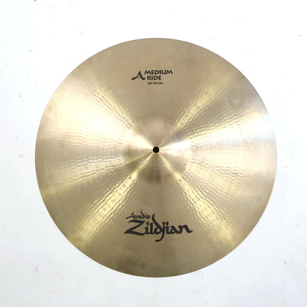 【中古】ライドシンバル ジルジャン ZILDJIAN A Zildjian MEDIUM RIDE 20インチZILDJIAN A Zildjian MEDIUM RIDE 20インチ の中古品です。使用感のあるコンディションです。商品内容：本体のみシンバル本体に割れやゆがみはございません。シンバル取り付け穴は正常です。傷や汚れがあり、全体的に使用感のあるコンディションです。■重量：約2570gAジルジャン ミディアム ライドシンバル標準的な形状で、豊かなミッドレンジの倍音をもつ。ジャンルを問わず使える万能のベーシックライドです。20インチ