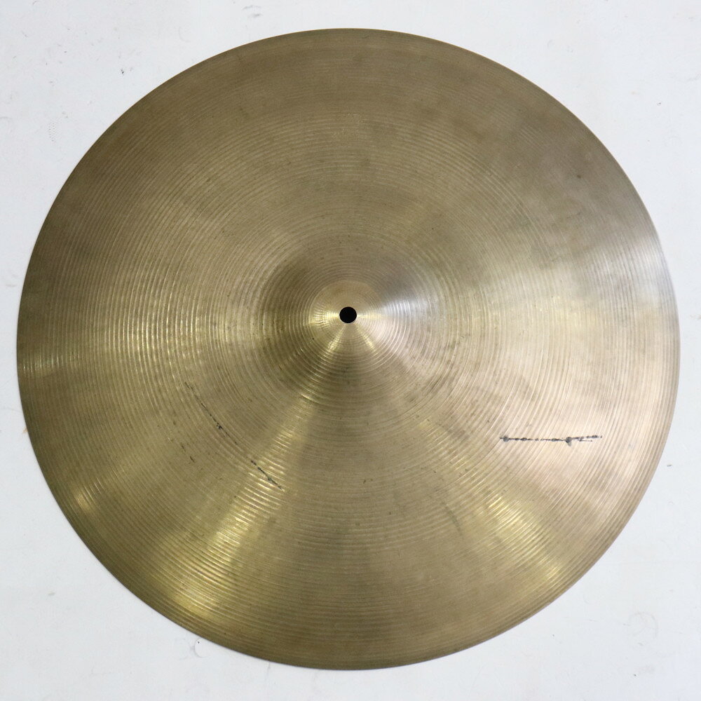 【中古】 ドラムシンバル ジルジャン ZILDJIAN A Zildjian 20インチ ドラムシンバルZILDJIAN A Zildjian 20インチ ドラムシンバル の中古品です。使用感のあるコンディションです。商品内容：本体のみシンバル本体に割れやゆがみはございません。シンバル取り付け穴は正常です。傷や汚れがあり、全体的に使用感のあるコンディションです。■重量：約2660gモデル名等の印字が消えてしまっている為、詳細不明です。サイズと重量から恐らくライドシンバルと思われます。