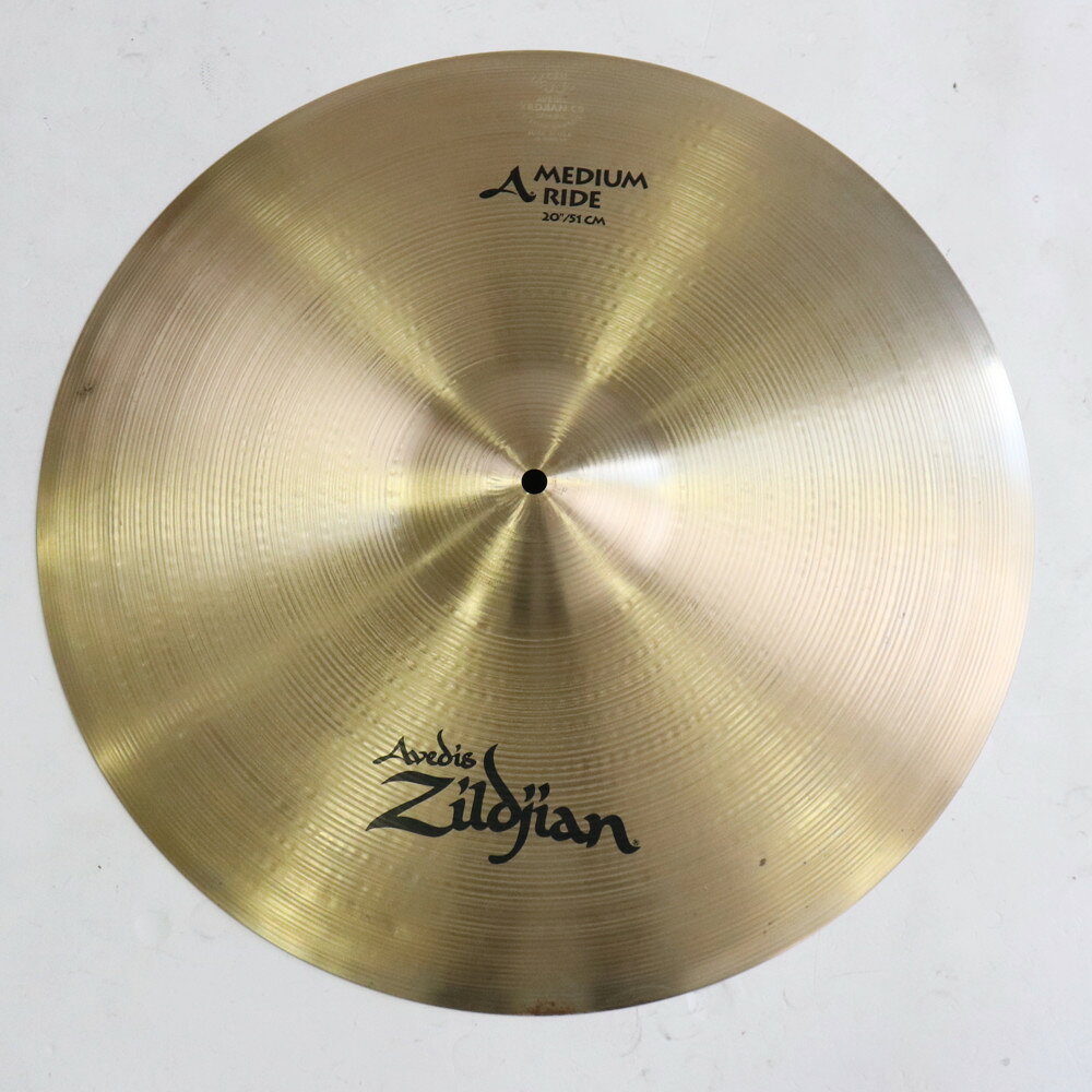 【中古】ライドシンバル ジルジャン ZILDJIAN A Zildjian MEDIUM RIDE 20インチZILDJIAN A Zildjian MEDIUM RIDE 20インチ の中古品です。使用感のあるコンディションです。商品内容：本体のみシンバル本体に割れやゆがみはございません。シンバル取り付け穴は正常です。傷や汚れ、錆の様な変色があり、全体的に使用感のあるコンディションです。■重量：約2550gAジルジャン ミディアム ライドシンバル標準的な形状で、豊かなミッドレンジの倍音をもつ。ジャンルを問わず使える万能のベーシックライドです。20インチ