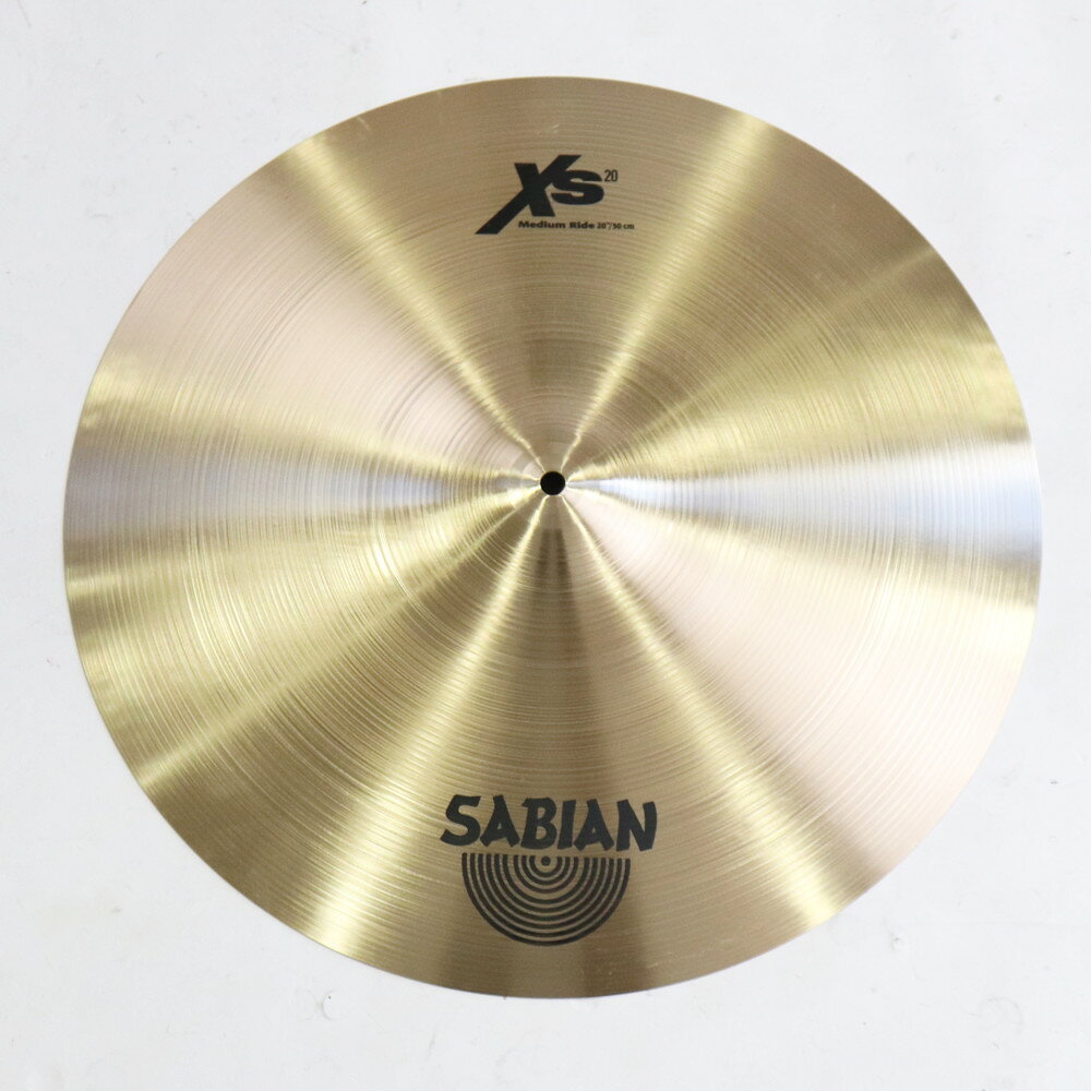 【中古】 ライドシンバル セイビアン SABIAN XS20 MEDIUM RIDE 20インチSABIAN XS20 MEDIUM RIDE 20インチ の中古品です。使用感のあるコンディションです。商品内容：本体のみシンバル本体に割れやゆがみはございません。シンバル取り付け穴は正常です。傷や汚れがあり、全体的に使用感のあるコンディションです。■重量：約2590gセイビアン B20キャストブロンズを採用したXS20シリーズのライドシンバルです。音色の豊かさと明瞭のバランスに優れ、クリアなライドサウンドが特徴です。