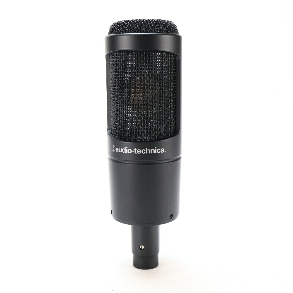 【中古】 マイク コンデンサーマイク AUDIO-TECHNICA AT2035 オーディオテクニカ オーテクAUDIO-TECHNICA AT2035 の中古品です。使用感のあるコンディションです。商品内容：本体のみ全体的に使用感のあるコンディションです。現在の所、ガリもなく動作に問題ございません。新開発｛ダブルウェーブダイアフラム(PAT.)｝を搭載した、ハイコストパフォーマンスモデル。・自宅録音/動画配信のために設計された20シリーズのスタンダードモデル。・低ノイズでスムーズかつナチュラルな音質を生み出すダブルウェーブダイアフラム(PAT.)を採用。・さまざまなニーズに応える高耐入力設計と広いダイナミックレンジを実現。・エアコンの騒音などを低減する80Hzローカットフィルタースイッチや、不要な雑音をカットする−10dBパッドスイッチを搭載。・サイドとリアの収音を抑え、狙った音だけを捉える単一指向性を採用。