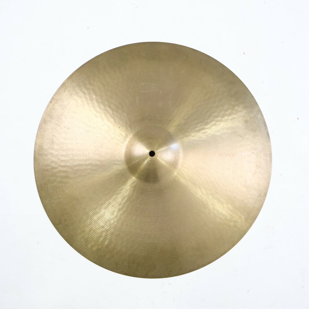 【中古】 ライドシンバル パイステ PAISTE Formula 602 HEAVY 20インチ 1960〜1970s ビンテージシンバルPAISTE Formula 602 HEAVY 20インチ の中古品です。使用感のあるコンディションです。商品内容：本体のみシンバル本体に割れやゆがみはございません。シンバル取り付け穴は正常です。傷や汚れがあり、全体的に使用感のあるコンディションです。■重量：約2540gシリアルナンバーの記載がない事から1960年〜1970年代初頭に製造された個体と思われます。ブライトでパワフルなアタックが特徴のシンバル。ソリッドで存在感のあるクラッシュサウンドとブライトでクリアなピングサウンドをもつ多機能なシンバルです。