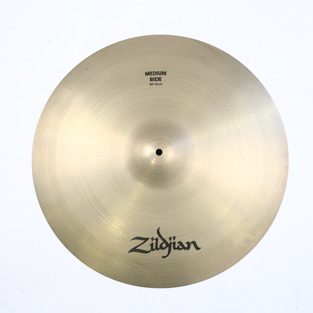 【中古】ライドシンバル ジルジャン ZILDJIAN A Zildjian MEDIUM RIDE 20インチZILDJIAN A Zildjian MEDIUM RIDE 20インチ の中古品です。使用感のあるコンディションです。商品内容：本体のみシンバル本体に割れやゆがみはございません。シンバル取り付け穴は正常です。傷や汚れがあり、全体的に使用感のあるコンディションです。■重量：約2640gAジルジャン ミディアム ライドシンバル標準的な形状で、豊かなミッドレンジの倍音をもつ。ジャンルを問わず使える万能のベーシックライドです。20インチ