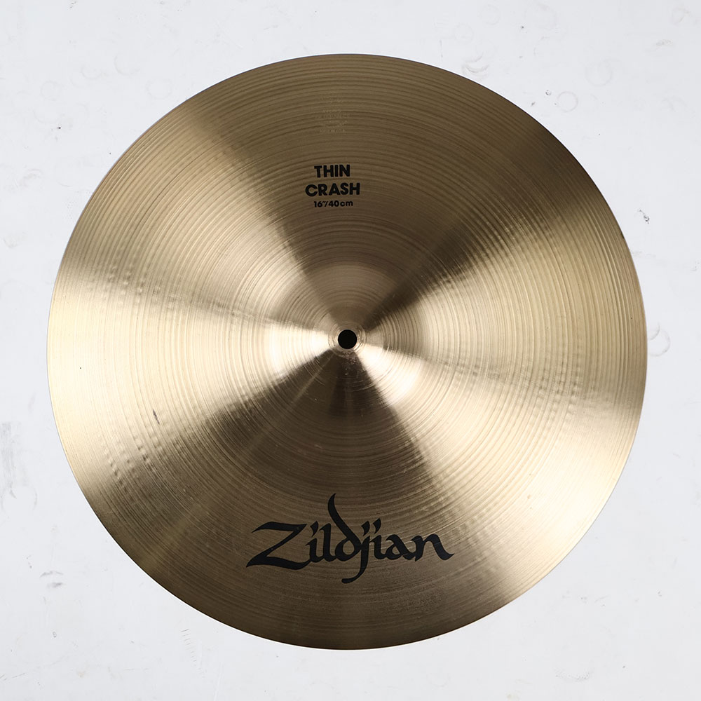 【中古】 クラッシュシンバル ジルジャン ZILDJIAN A Zildjian THIN CRASH 16インチZILDJIAN A Zildjian THIN CRASH 16インチ の中古品です。使用感のあるコンディションです。商品内容：本体のみシンバル本体に割れやゆがみはございません。シンバル取り付け穴は正常です。傷や汚れがあり、全体的に使用感のあるコンディションです。■重量：約990gAジルジャン シン クラッシュシンバル 16インチ素早く、明るく鮮やかな響きを持つ。シンウエイトならではの反応の良さが特徴です。