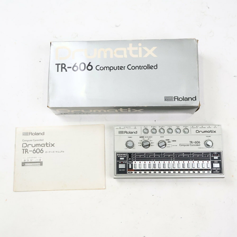 【中古】 リズムマシン Roland TR-606 DrumatixRoland TR-606 Drumatix の中古品です。使用感のあるコンディションです。商品内容：本体・箱・取扱説明書年代の割には良い状態です。現在の所、ガリもなく動作に問題ございません。1981年に発売され、名機TB-303の兄弟機として開発されたアナログ・リズムマシン「Roland TR-606 Drumatix」です。キック、スネア、タム（ハイ/ロー）、シンバル、オープン/クローズド・ハイハットの7種類のアナログ・インストゥルメントを搭載。コンパクトな筐体ながら、TRシリーズ特有の温かみと存在感のある図太いアナログサウンドを出力します。シーケンサー部はお馴染みの16ステップ・ボタンを採用しており、直感的な打ち込みが可能です。また、DIN SYNC（SYNC24）端子を装備しており、TB-303やMC-202、その他対応機材との同期演奏も行えます。近年、ソフトウェアでは再現しきれない本物のアナログ・グルーヴを求める声が高まっており、国内外問わず再評価され続けている一台です。