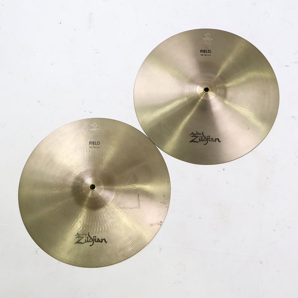 【中古】 コンサートシンバル 合わせシンバル ZILDJIAN A Zildjian FIELD 14インチ ペアZILDJIAN A Zildjian FIELD 14インチ ペア の中古品です。中古なりのコンディションです。商品内容：本体のみシンバル本体に割れやゆがみはございませんが穴部分のリングに割れがあります。傷や汚れがあり、全体的に使用感のあるコンディションです。■重量約1280g約1410gZILDJIAN（ジルジャン）の合わせシンバル FIELD（フィールド）シンバル ペアです。重めのウェイトと高めのピッチにより、屋外での演奏においても十分な広がりと響きを持つモデルです。