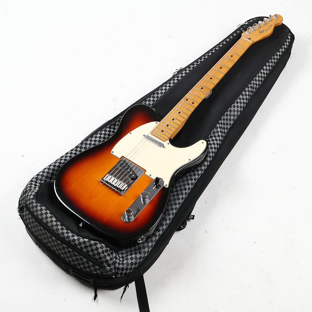 【中古】Fender フェンダー American Standard Telecaster BSB MOD. 1996年製 テレキャスター エレキギターFender American Standard Telecaster BSB MOD. 1996年製 の中古品です。使用感のあるコンディションです。商品内容：本体・非純正ギグケース（痛みあり）傷、打痕などが散見されるコンディションです。ヘッドに打痕と傷があります。ボディ背面に擦り傷や打痕が散見されます。ボディエッジに塗装欠けがあります。フレットは凹みが見られる箇所もありますが、現在のところ演奏に支障がある程度ではなく7割程度。トラスロッドは両方向に調整の余裕があります。MADE IN U.S.A.重量：3.80kgナット幅：約43.3mmフェンダーアメリカンスタンダードテレキャスターです。シリアルなどより1996年製と思われます。アルダーボディにメイプルネック、メイプル指板といった仕様。ネックシェイプはCシェイプで、9.5インチラジアス指板にミディアムジャンボフレットといった仕様です。ピックアップはオリジナルシングルコイルを搭載。スイッチが3WAYから4WAYに交換されており、通常のPUセレクトに加え、最ネック側のポジションで2つのPUがシリーズ配線となるように改造されています。ハムバッカーのようなパワフルなサウンドもアウトプット可能なテレキャスターです。