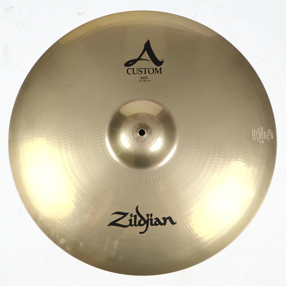 【中古】ライドシンバル ジルジャン ZILDJIAN A CUSTOM RIDE 22インチ ライドシンバルZILDJIAN A CUSTOM RIDE 22インチ ライドシンバル の中古品です。使用感のあるコンディションです。商品内容：本体のみシンバル本体に割れやゆがみはございません。シンバル取り付け穴に歪みがあります。傷や汚れがあり、全体的に使用感のあるコンディションです。■重量：約3190g深く暖かい低音の上にブライトな高音が響く、カラフルな秀逸ライド。アタックはクリアーに再現。