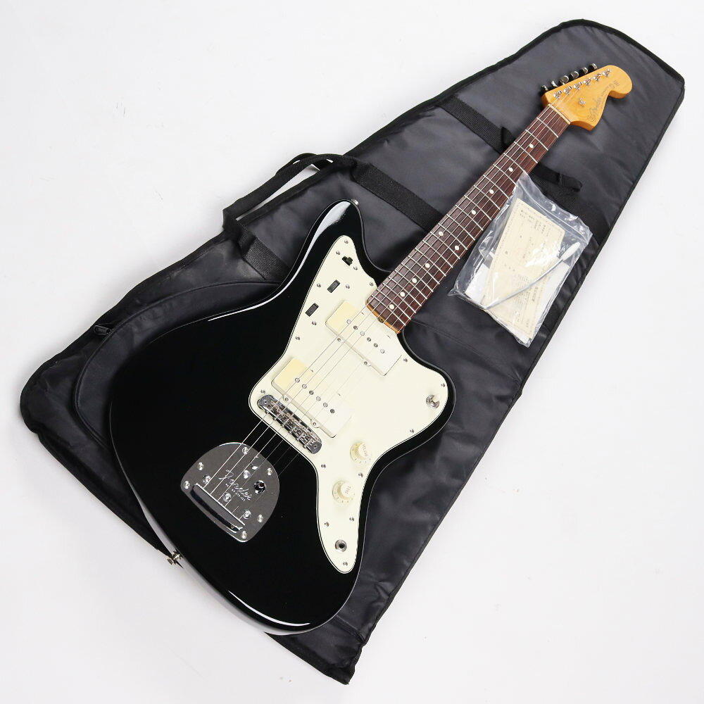 【中古】 エレキギター FENDER JAPAN JM66 JAZZMASTER BLK 2008年製 フェンダージャパン ジャズマスターFENDER JAPAN JM66 JAZZMASTER BLK 2008年製 の中古品です。中古なりのコンディションです。商品内容：本体・トレモロアーム・調整レンチ・取扱説明書・当時の保証書・非純正ソフトケース（ESP）小傷あり。1弦側3フレット付近指板サイドに大きな欠けがあります。ピックアップカバーに色ヤケがあります。ボディ表面コンターに傷があります。フレットは目立つような凹みも無く8割程度。トラスロッドはほぼ閉められてない状態で調整の余裕ありです。MADE IN JAPAN（日本製）重量：3.5kgナット幅：約42.6mmフェンダージャパン ジャズマスターJM66 の中古品です。シリアル的には2006年から2008年製造となりますが、ネックスタンプの品番や当時の保証書の品番、日付などより2008年製と推測されます。アルダーボディ、メイプルネック、ローズウッド指板の組み合わせ。カラーは意外と流通量の少ないBLACK（ブラック）ヴィンテージタイプのピックアップを搭載し、ジャズマスターらしい明瞭で歯切れの良いサウンドが特徴です。