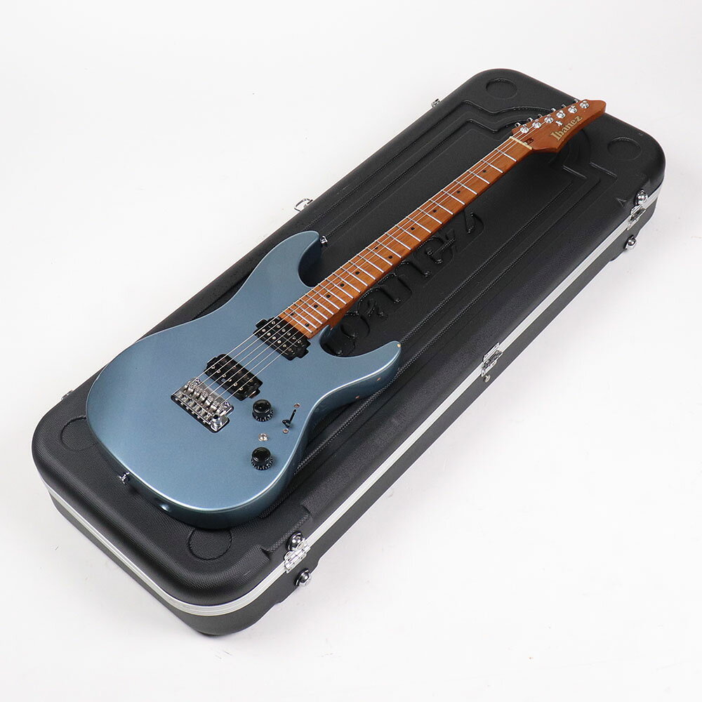 【中古】 エレキギター IBANEZ AZ2402-ICM Prestige Ice Blue Metallic 2022年製 アイバニーズ AZ 日本製 イバニーズIBANEZ AZ2402-ICM Prestige Ice Blue Metallic の中古品です。中古なりのコンディションです。商品内容：本体・ハードケース・トレモロアーム・調整レンチIBANEZ AZ2402-ICM Prestige Ice Blue Metallic中古です。2022年製。日本製です。IBNAEZ PrestigeシリーズのAZ2402。オリジナル・ハードウェア、突詰められたセットアップ、上質な弾き心地を追求したネックグリップ、フレットエッジ球面加工など、Ibanezの拘り、そしてクラフトマンシップが宿るPremiumシリーズ。指板とネックにはエステック処理されたメイプル材を使用しています。エステック処理とは宮城県で開発された木材への窒素加熱処理技術で、ギター材としての採用は世界初。エステックウッドは形状安定性、反りに対する耐久性、耐水性、温度変化に強いといった特徴を持っており、それらの特徴を以って日本国内で特許を取得しています。Seymour Duncan社とのコラボレーションによって生まれたAZ専用ピックアップHyperionを搭載。歪ませてもどこかに原音のクリーンさを残す様、出力を抑え気味にして、ピッキングの追従性と再現性にポイントを置いた設計になっています。ミニ・スイッチの切替えひとつで自由自在にハムバッカーとシングルコイル・モードを行き来することができるdyna-MIX 10 switching system w/Alter switchを搭載。トレモロ・ブリッジの決定版として定評のあGOTOH 510をIbanezとGOTOHのコラボレーションで新生させたT1802 tremolo bridgeを搭載。音の立ち上がりが良さと、ソリッドかつファットなサウンドの両立を実現する、硬質な切削チタン製サドルと切削スチール製イナーシャ・ブロックを採用し、伸びのある高音域も特徴としています。弦間ピッチは10.5mmのナロー・スペーシング設計で、スキッピングやハイブリッド・ピッキングを多用するプレイヤーが要求する、弦間をまたいだピッキングのしやすさを追求しました。ナット幅実測値で42.0mm。弾き傷、打痕、塗装落ちなどある中古らしいコンディションです。ピップアップ周辺弾き傷あり。ボディー全体にペン先大、米粒大の打痕、引っ掻き傷、擦り傷あり。1弦側ホーン部の先端からサイド面に数カ所塗装落ちを伴う大きめの傷があります。ピックアップポールピースに錆あり。ネジ類に錆あり。ブリッジにくすみ、くもりあり。ネックジョイントのスクリューに錆あり。いずれも可動部の動きに問題はありません。ボディーバックうっすらとバックル痕あり。ネック裏小傷あり。演奏に支障なし。ナット6弦付近に傷あり。ヘッド表面、先端に細かな打痕多数あり。その他、演奏に伴う小傷や汚れが全体にございます。フレットは局所的な凹みはなく、全体で8割以上の残り。トラスロッドは締方向、緩め方向ともに可動幅があります。動作確認済み。出力、コントロール共に問題ありません。重量約3.29kgハードケースが付属します。neck type：AZ Oval C S-TECH WOOD neckRoasted Mapletop/back/body：Alder bodyfretboard：S-TECH WOOD Roasted MapleBlack dot inlayfret：Jumbo Stainless Steel fretsbridge：T1802 by Gotoh bridgestring space：10.5mmneck pickup：Seymour Duncan Hyperion (H) neck pickupPassive/Alnicobridge pickup：Seymour Duncan Hyperion (H) bridge pickupPassive/Alnicofactory tuning：1E,2B,3G,4D,5A,6Enut：Bone nuthardware color：Chromeハードシェル・ケース付属