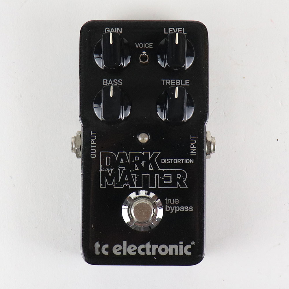 【中古】 ディストーション tc electronic Dark Matter Distortion ギターエフェクターtc electronic Dark Matter Distortion の中古品です。使用感のあるコンディションです。商品内容：本体のみ傷やスレ、塗装剥がれがあります。ゴム足が欠品しています。現在の所、ガリもなく動作に問題ございません。Dark Matterは歪みの醍醐味を存分に楽しめるディストーション・ペダル。リフ／リードと言ったパートに関わらず、長年に渡ってあなたにインスピレーションをもたらし続けるでしょう。そのサウンドは、初めてペダルを繋いで弦を鳴らした瞬間から、長年色あせることなく使い続けていたい「音楽的」なディストーションと言えるでしょう。ブルージーなクランチからハイゲインまでのあらゆるレンジで音楽的な歪みを奏で、きれいすぎるサウンドには満足できないギタリストを念頭に設計されています。完全アナログのオーディオ回路、デュアルバンドのトーン・コントロール、レベルとドライブ・ノブ、そしてベース・レスポンスと歪みを調節するヴォイシングスイッチを搭載し、クリーミーなリードからリフを多用したスタジアムロック、そしてより現代的なグランジまでと、極めて多様な歪みをカバーします。