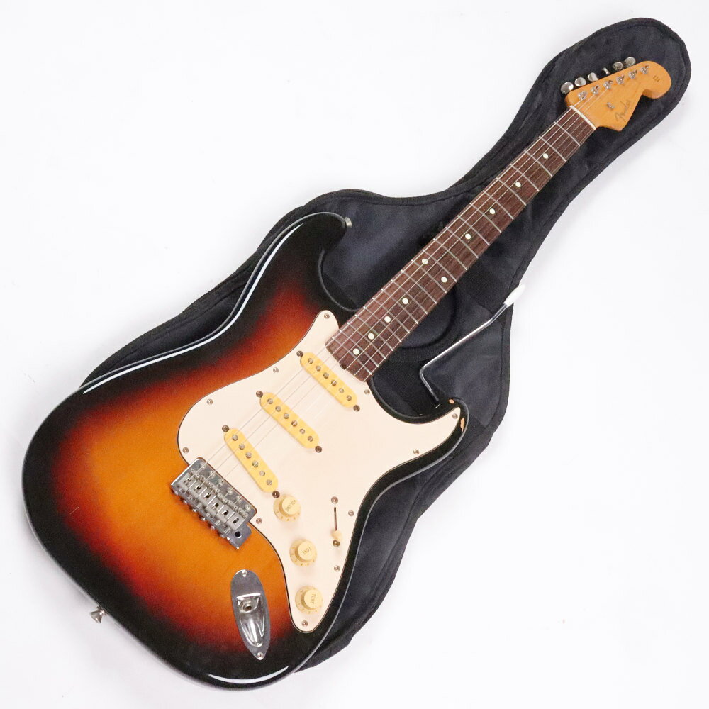 【中古】 フェンダー ジャパン Fender Japan Stratocaster ST62-53 3TS 1993〜1994年製 ストラトキャスター エレキギターFender Japan Stratocaster ST62-53 3TS 1993〜1994年製 の中古品です。使用感のあるコンディションです。商品内容：本体・ソフトケース・トレモロアーム全体的に傷、打痕などの多い使用感のあるコンディションです。金属パーツ、ポールピースなどにサビ、くすみが見られます。プラスチックパーツに色焼けが見られます。ボディ1弦側ホーン部に大きな塗装剥がれがあります。ネック裏にも打痕が見られます。フレットは目立つような凹みも無く8割程度。トラスロッドは両方向に調整の余裕がある状態です。MADE IN JAPAN（日本製）重量：3.40kgナット幅：約42.5mmフェンダージャパンのST62-53です。カラーは3トーンサンバースト。シリアルより1993年から1994年頃に生産されたモデルと思われます。バスウッドボディ、メイプルネック、ローズウッド指板の組み合わせ。コントロールはマスターボリューム、フロントトーン、センタートーン、5wayセレクタースイッチとなっており、リアトーンが無いスタンダードなストラトの仕様です。ヴィンテージタイプのピックアップを搭載し、明瞭で歯切れの良いストラトらしいサウンドをアウトプットします。