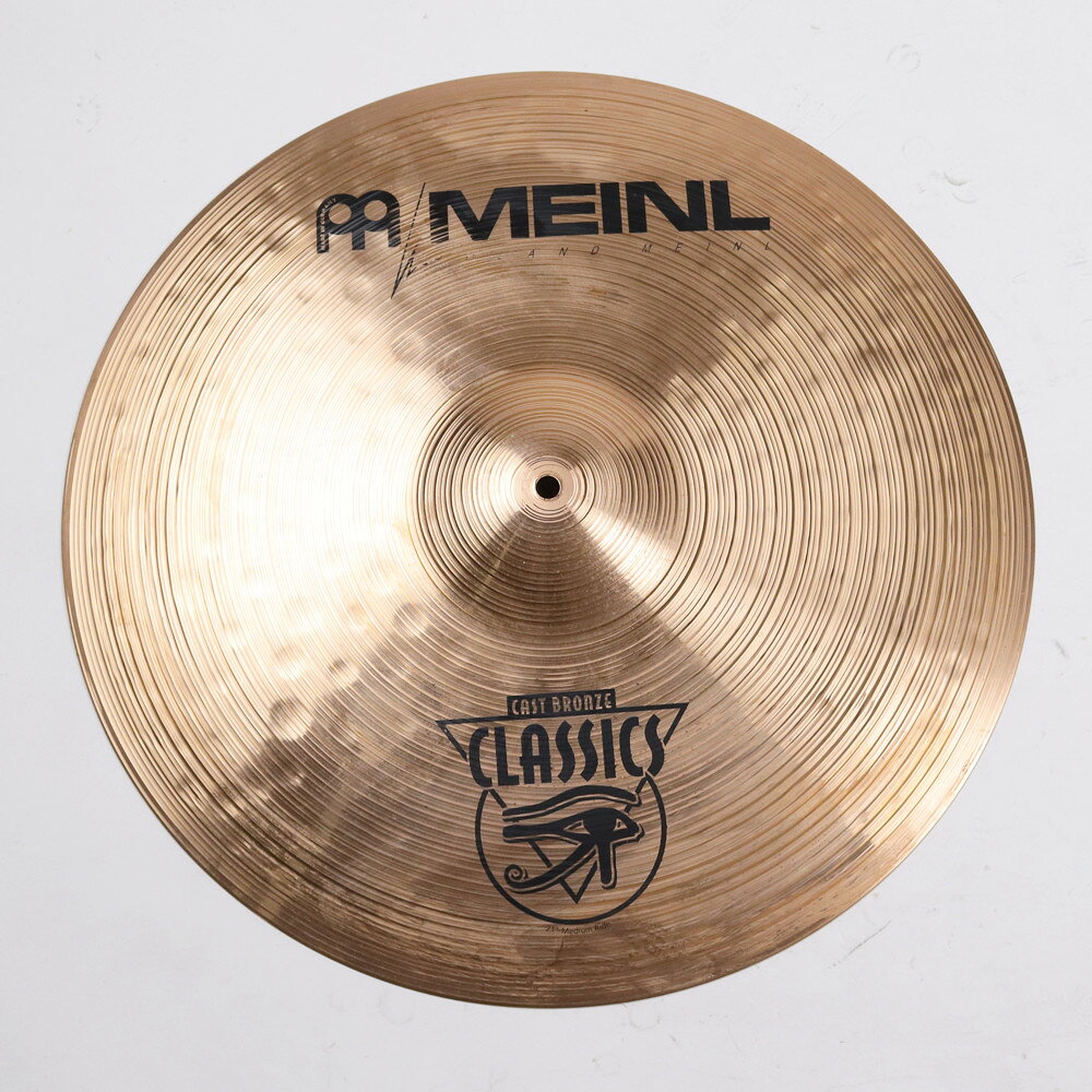 【中古】 ライドシンバル マイネル MEINL Classics Medium Ride 21インチ ライドシンバルMEINL Classics Medium Ride 21インチ ライドシンバル の中古品です。使用感のあるコンディションです。商品内容：本体のみシンバル本体に割れやゆがみはございません。シンバル取り付け穴は正常です。傷や汚れがあり、全体的に使用感のあるコンディションです。■重量：約2740gドイツの世界的シンバルメーカーMEINL（マイネル）の「Classics Series」21インチ・ミディアムライドシンバルです。B8ブロンズ合金を採用し、コンピューター制御による精密なハンマリング加工で作られています。クリアで明瞭なトーンと、まとまりのある明るいサスティーンが特徴です。21インチ大口径ならではの安定感あるレガート音と、しっかりとした肉厚感による粒立ち（ピング音）の良さを備えています。また、大きめのカップ部からは抜けの良いくつっきりとしたベルサウンドが得られ、ポップス、ロック、フュージョンなど幅広いアンサンブルに対応します。