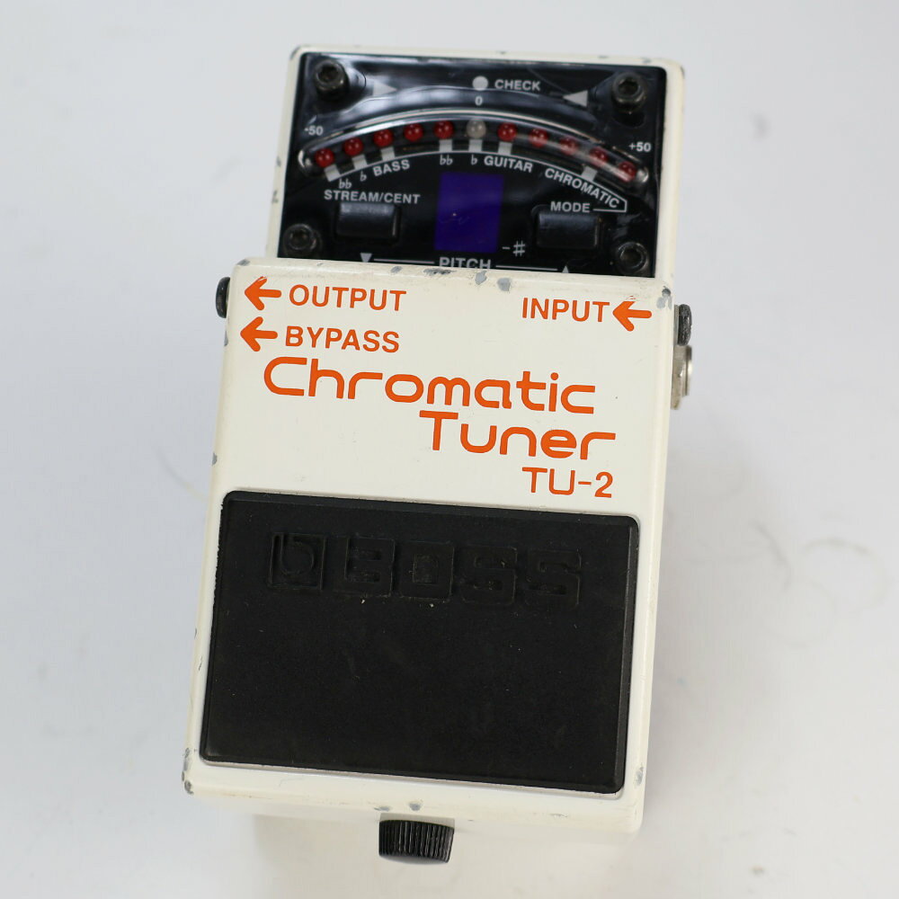 【中古】 クロマチックチューナー エフェクター BOSS TU-2 Chromatic Tuner ペダルチューナーBOSS TU-2 Chromatic Tuner の中古品です。使用感のあるコンディションです。商品内容：本体のみ全体的に傷やスレ、塗装剥がれ、取り除けない汚れがあります。ブッシュが欠品しています。電池駆動、アダプター駆動確認済み。現在の所、ガリもなく動作に問題ございません。MADE IN TAIWAN（台湾製）BOSSチューナをペダル式のコンパクト・エフェクター化TU-2は、お馴染みのBOSSコンパクト・シリーズと同じデザインを採用したライブに最適なチューナー。実績のあるチューナーTUシリーズのノウハウをBOSSコンパクト・シリーズのボディに詰め込みました。