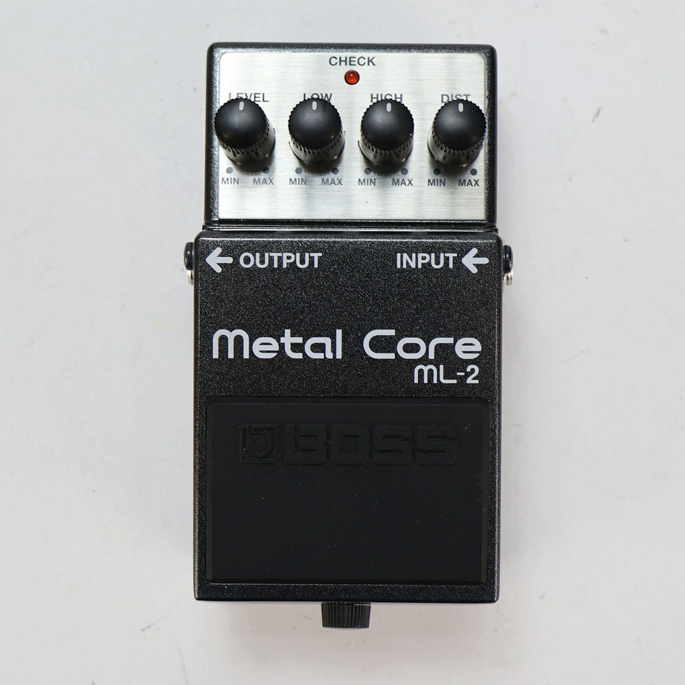 【中古】メタルコア エフェクター BOSS ML-2 Metal Core ハイゲイン ディストーション エフェクターBOSS ML-2 Metal Core の中古品です。使用感のあるコンディションです。商品内容：本体のみ若干の傷やスレ、塗装剥がれ、取り除けない汚れがあります。底面のプレートが交換されており、マジックテープが貼られています。電池駆動、アダプター駆動確認済み。現在の所、ガリもなく動作に問題ございません。重低音かつシャープな輪郭のハイゲイン・ディストーションML-2は、重厚で攻撃的なサウンドを生み出すディストーション・ペダルです。LOW／HIGHそれぞれ独立したEQを搭載しており、シャープな高域とタイトな低域のコントロールが可能。激しいディストーション・ペダルでありながら、音の輪郭を犠牲にすることなく、高速リフをプレイしてもコード感を失うことはありません。